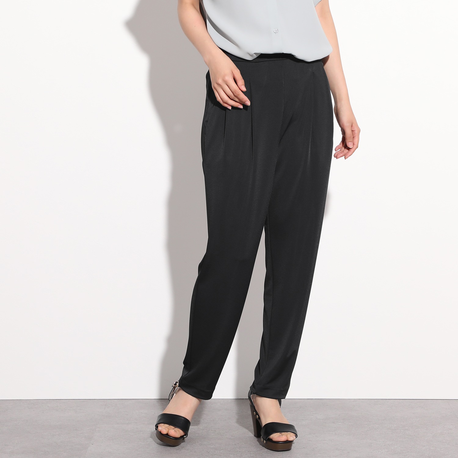 上質ごこち 冷感スムース タックテーパードパンツ