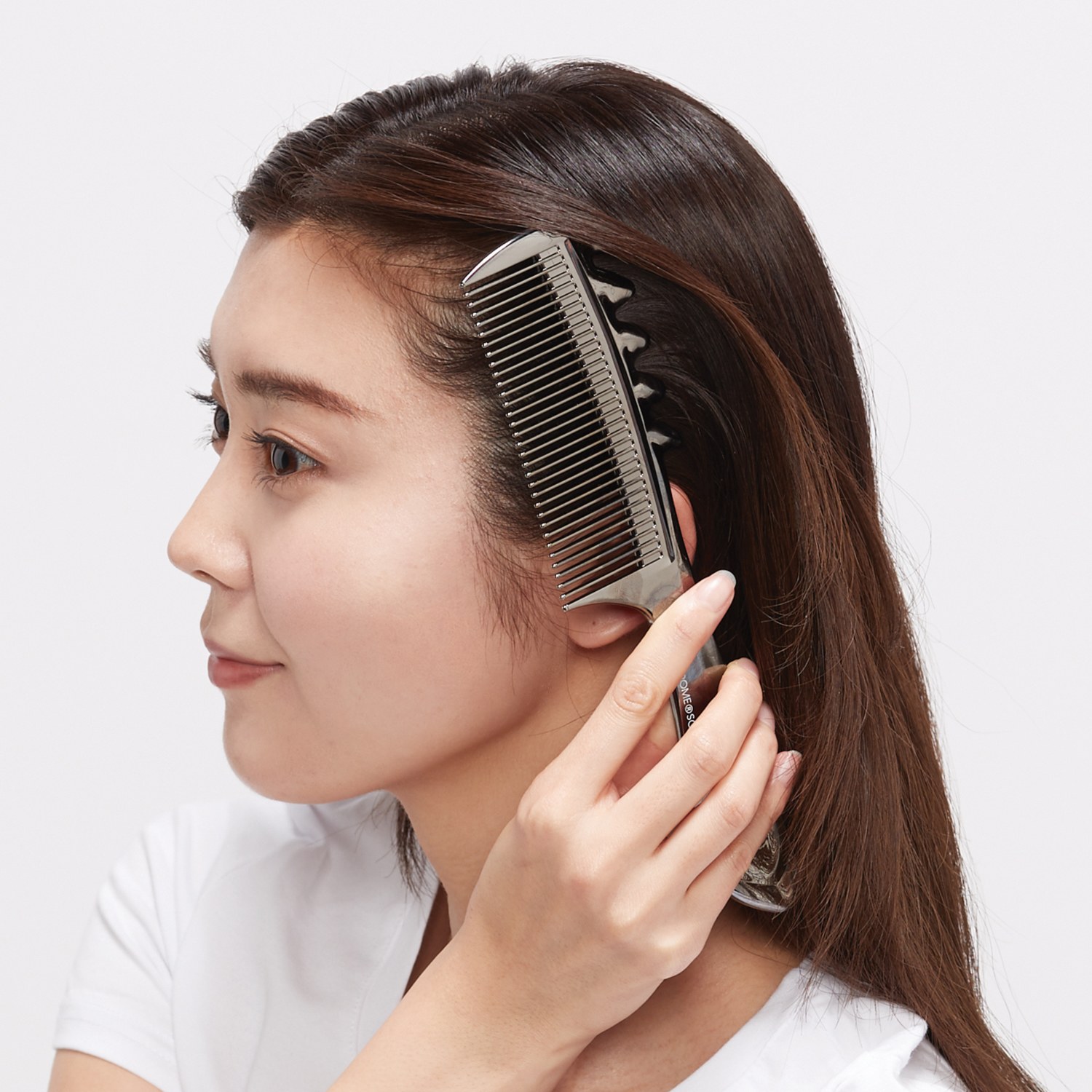 日本の先端技術と職人技 なめらかなくし通りの 艶やか美髪コーム ラブクロム ＰＧ　スカルプカッサ ＜プレミアムブラック＞ ロゴ入り巾着特別セット