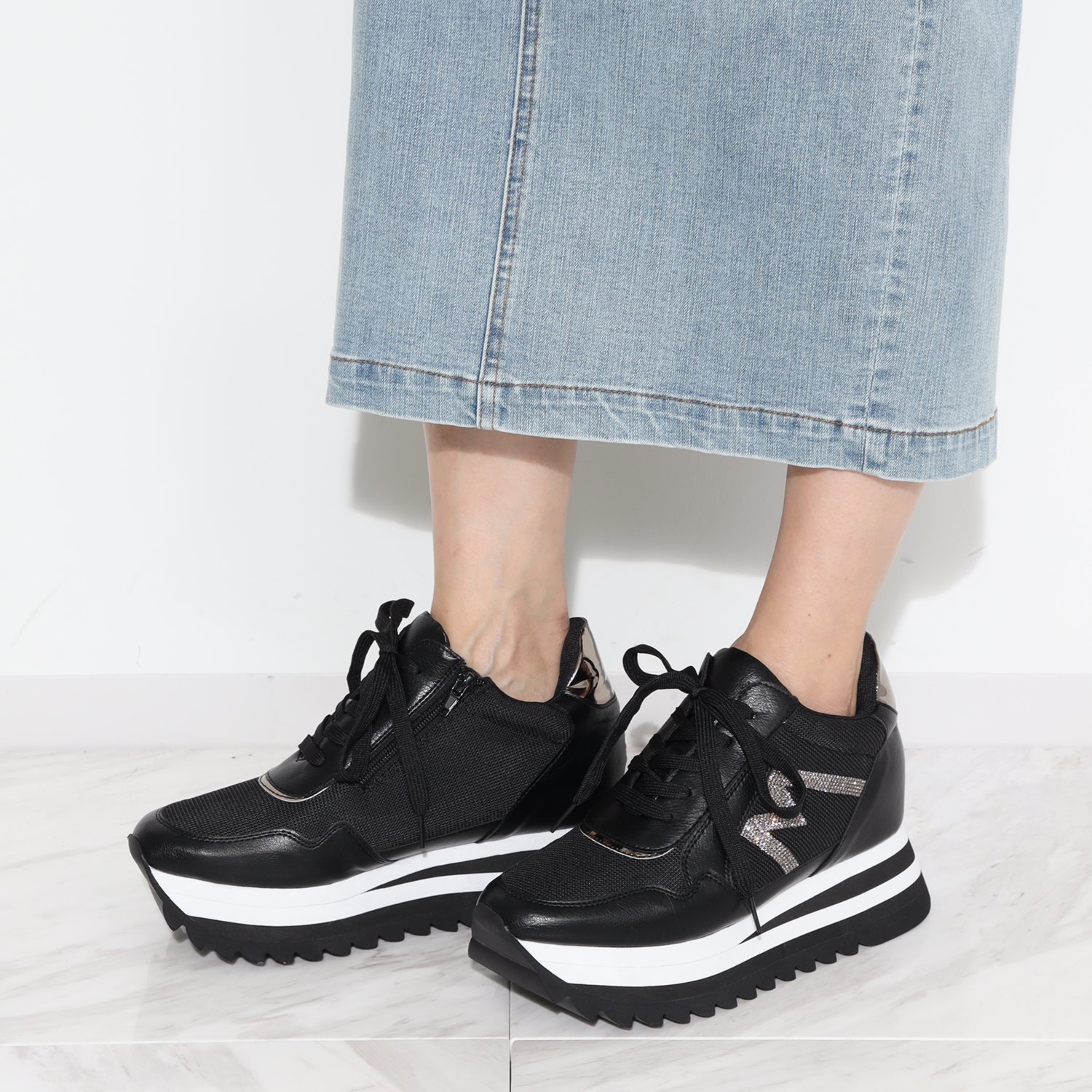 ムーム スタックソール インヒールスニーカー 