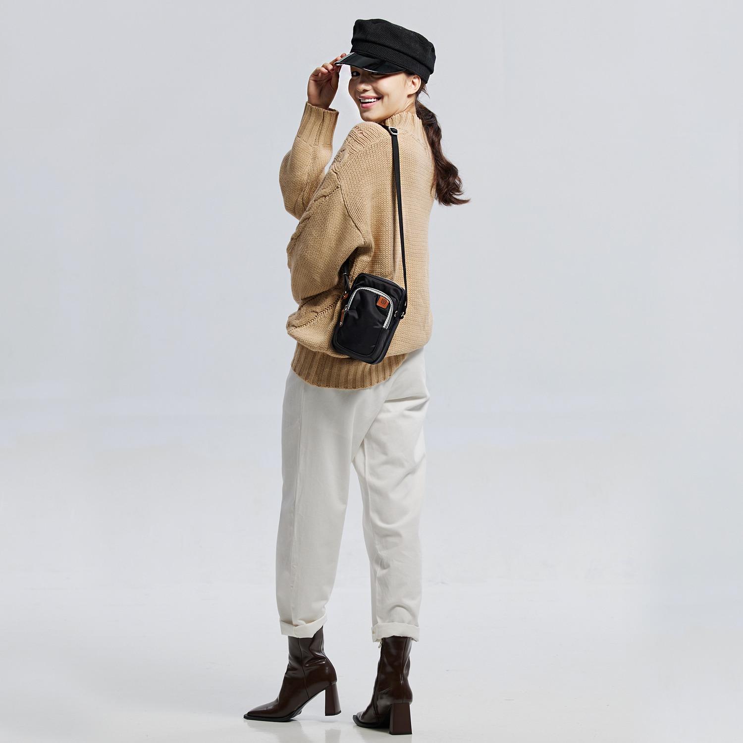 ビサイユ はっ水 レザーアクセント スマホポシェット