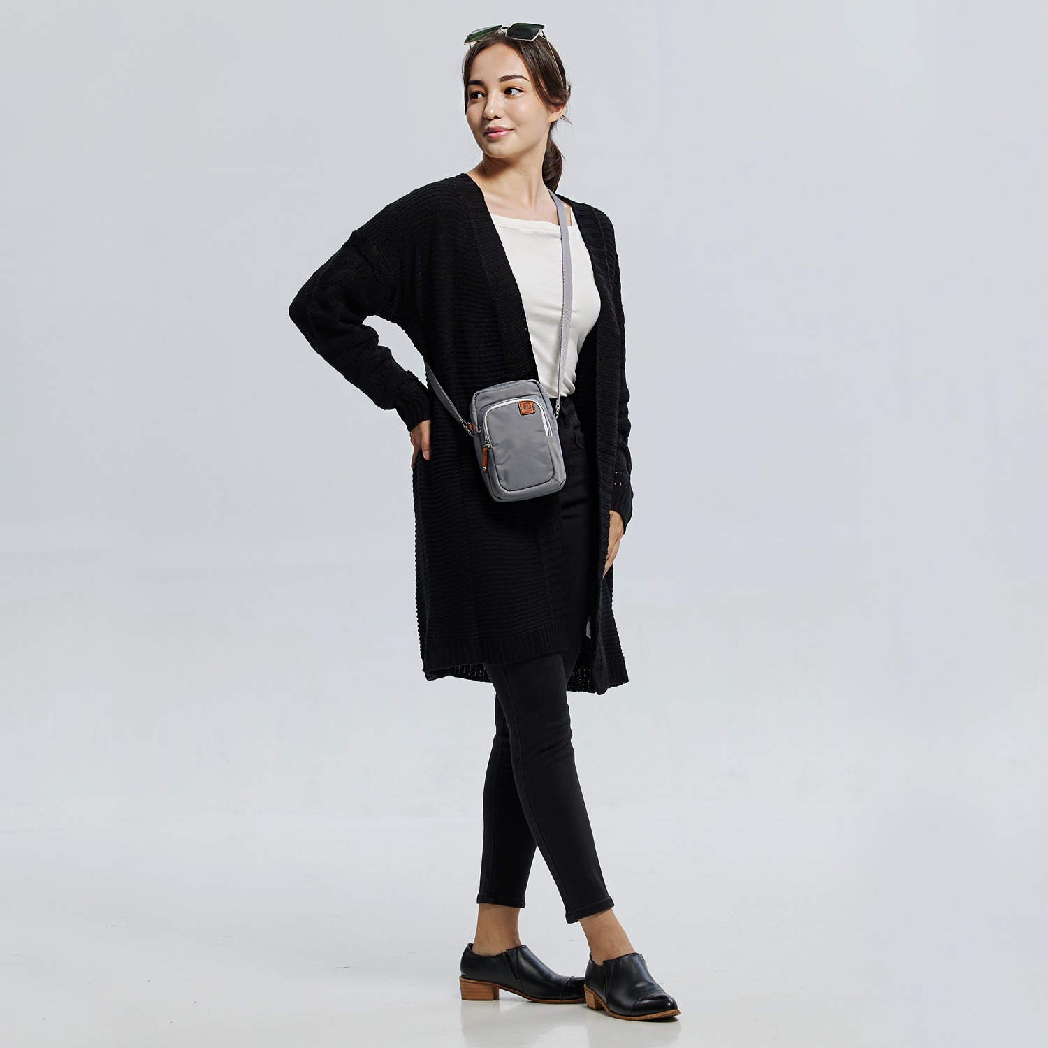 ビサイユ はっ水 レザーアクセント スマホポシェット