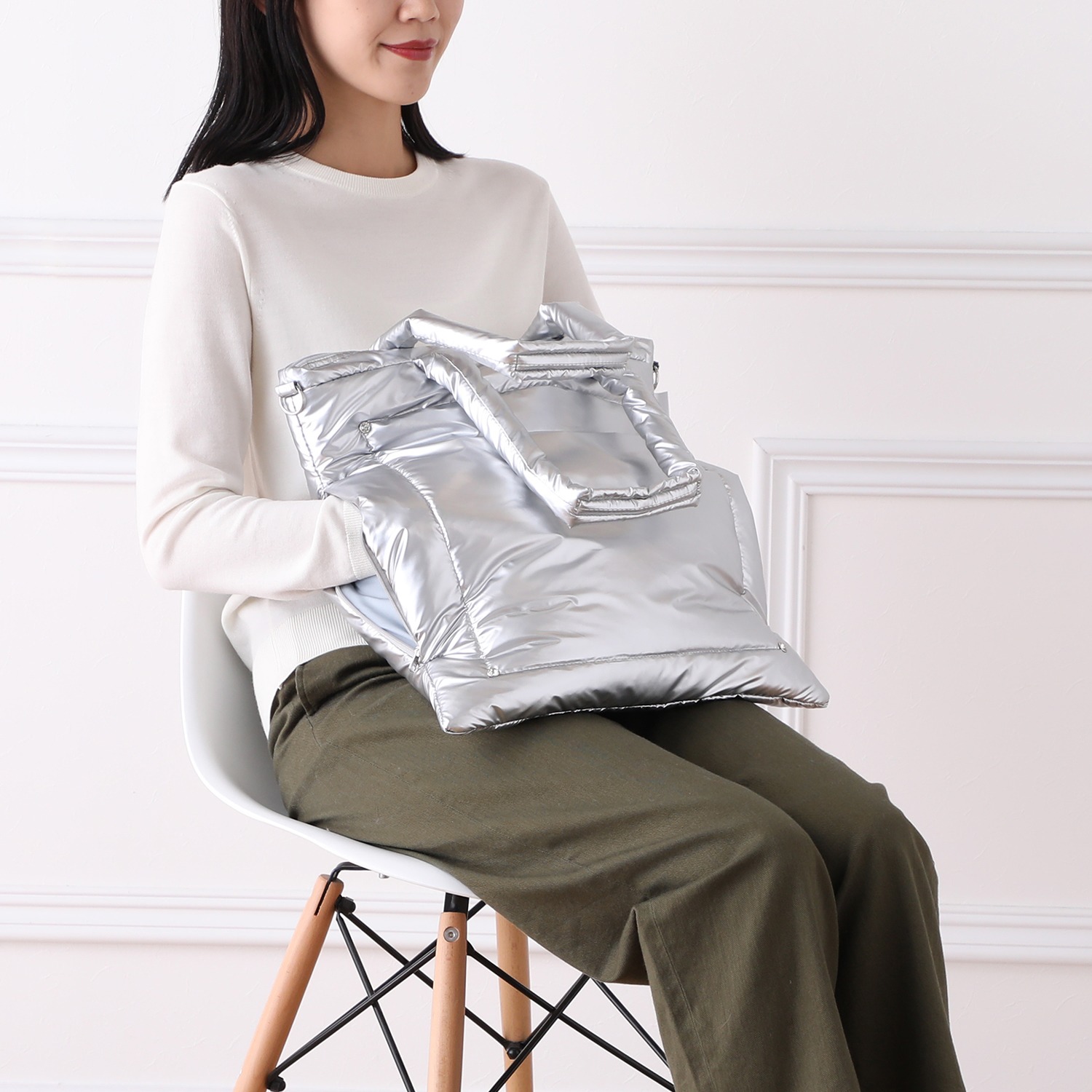 ルートート ダウンとフェザーで ふんわり軽く暖かい Ａ４サイズも楽々収納 デザインストラップ付 ２ウェイトートバッグ