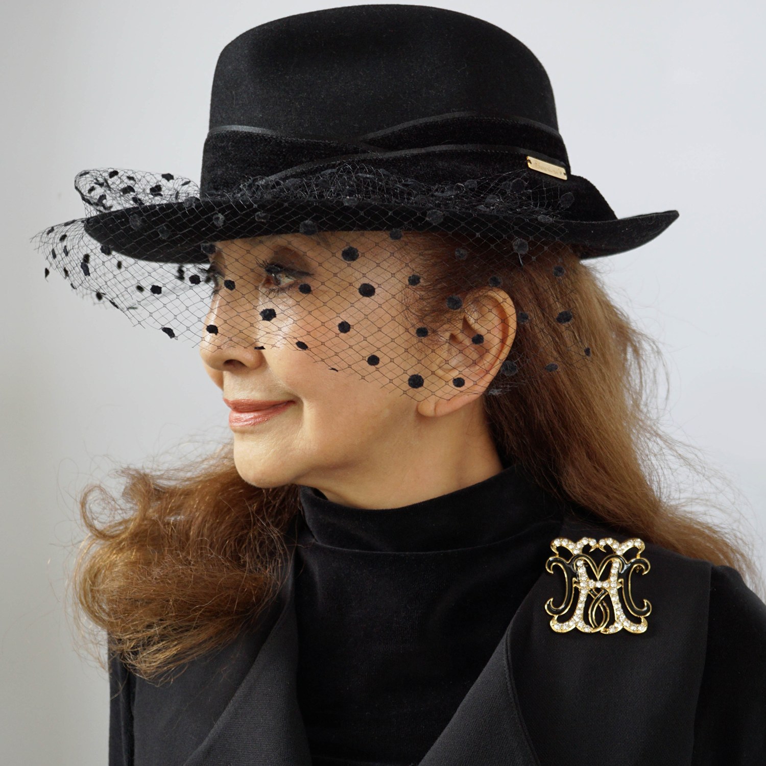 マダムヒロコ ビジュウ＆エナメル モノグラムブローチ “マダム　エンブレム”