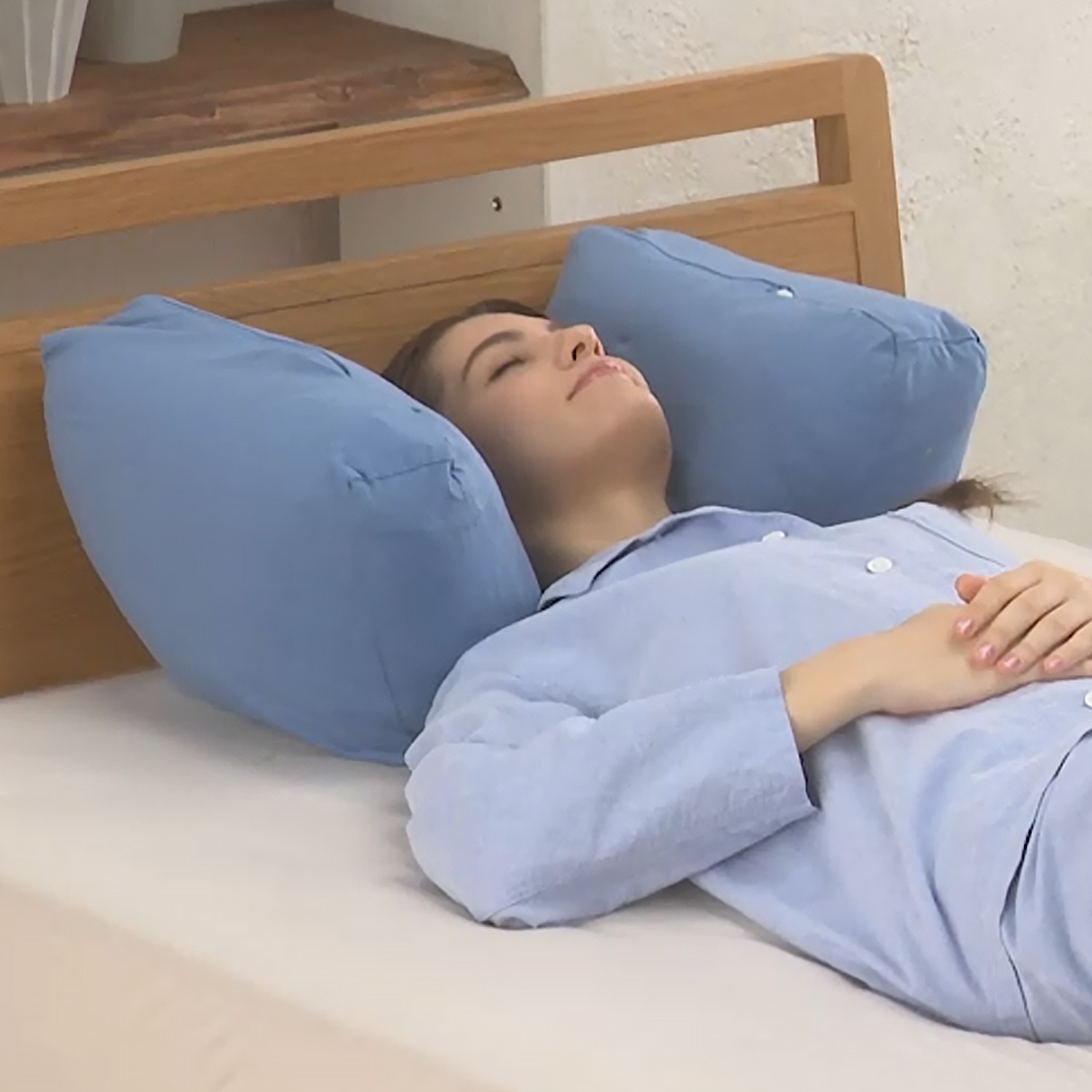 デンマーク発！ 両サイドが高くなる 特殊形状で 包み込まれるような寝心地 フォスフレイクス サイレントハグピロー カバー付