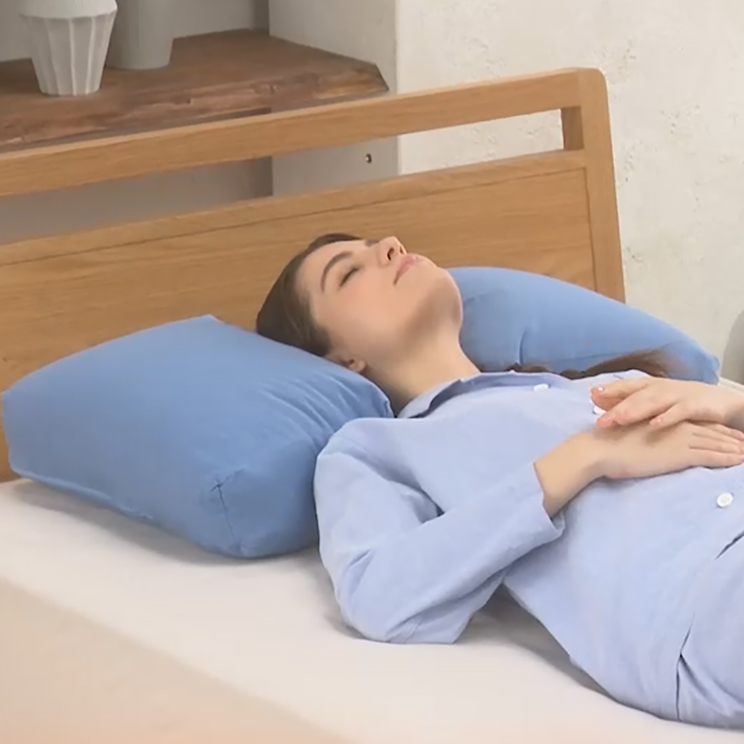 デンマーク発！ 両サイドが高くなる 特殊形状で 包み込まれるような寝心地 フォスフレイクス サイレントハグピロー カバー付