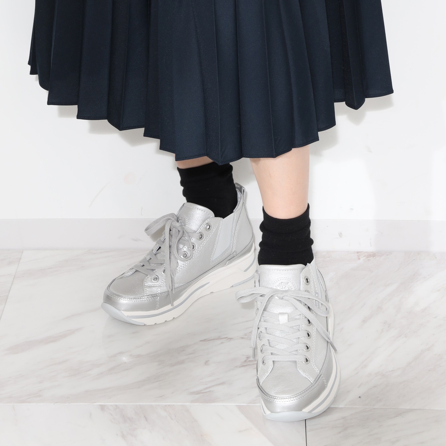 ブソラ ソフトレザー ミッドカット サイドゴアスニーカー