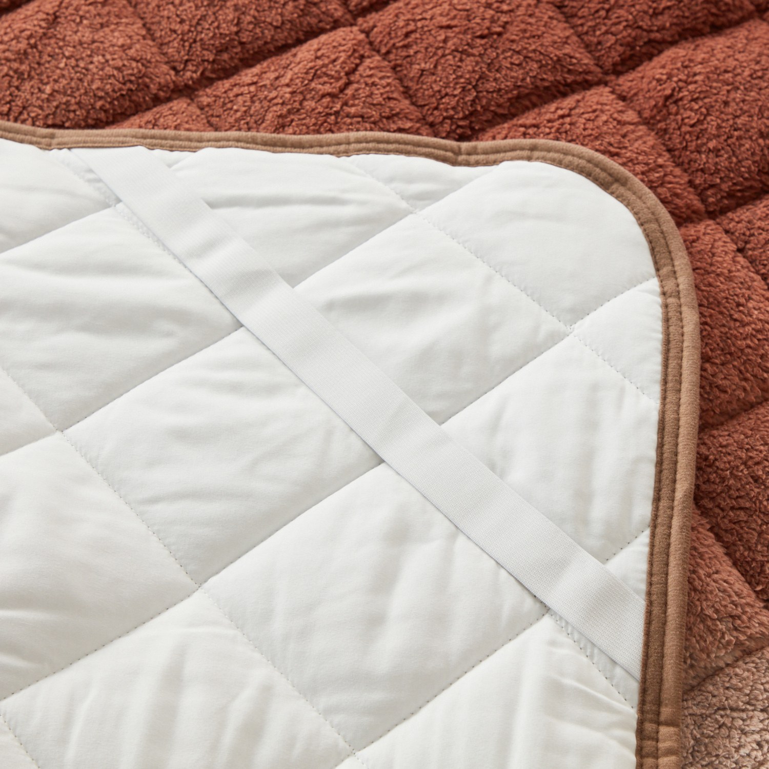 ＜ダブル＞西川 抗菌・消臭・蓄熱 もこもふ敷きパッド