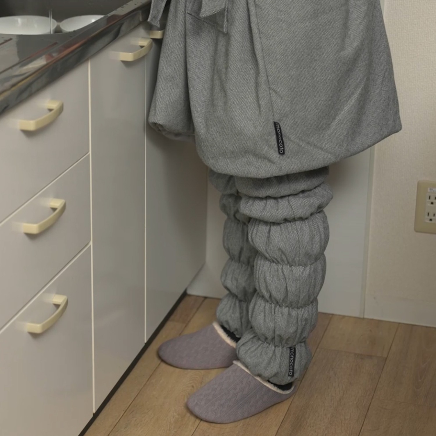 モノコト 全面中綿の三層構造で 暖かく、動きやすい！ あったか忍者 レッグウォーマー