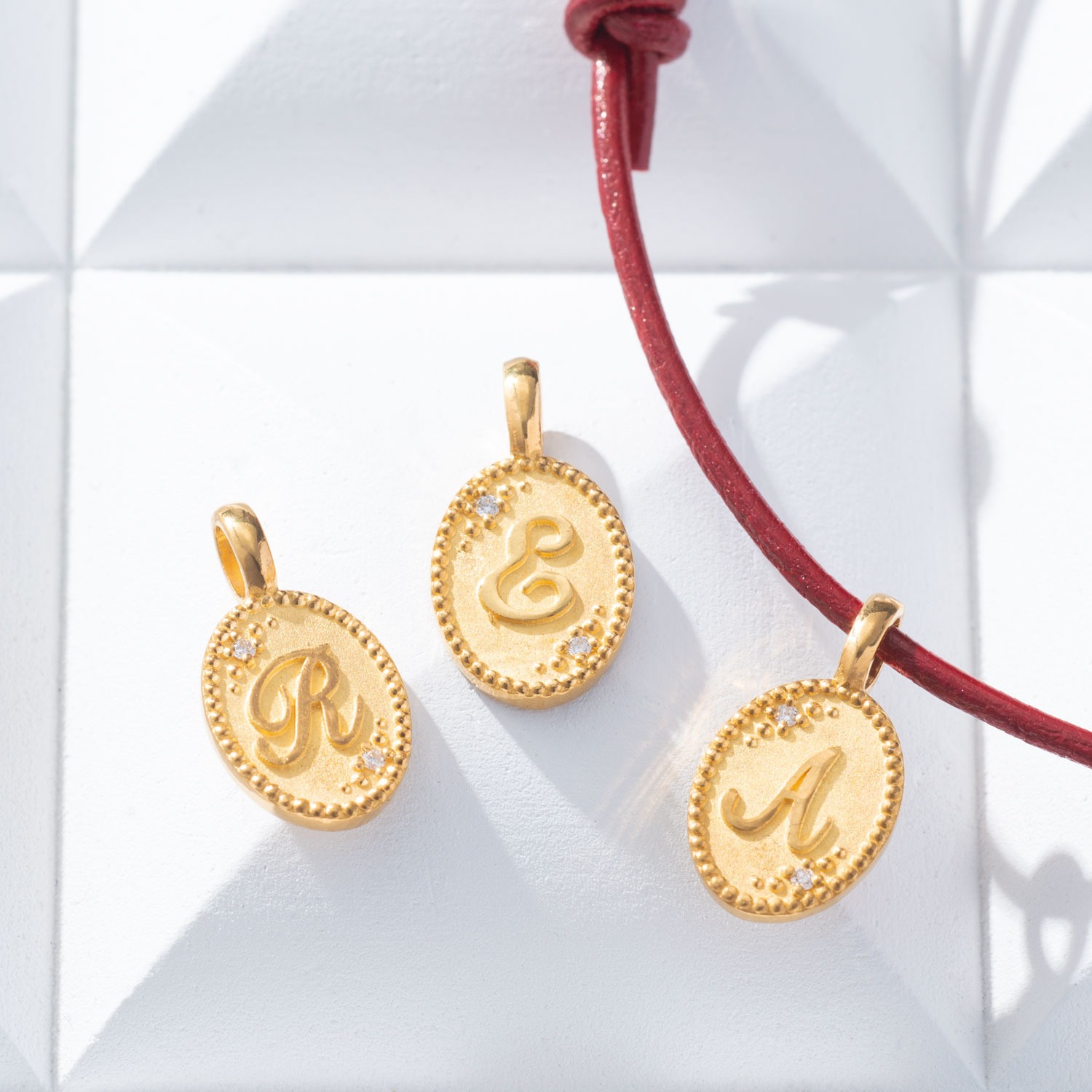 ピュールゴールドジャパン 純金＆天然ダイヤモンド オーバルデザイン イニシャル ペンダントトップ