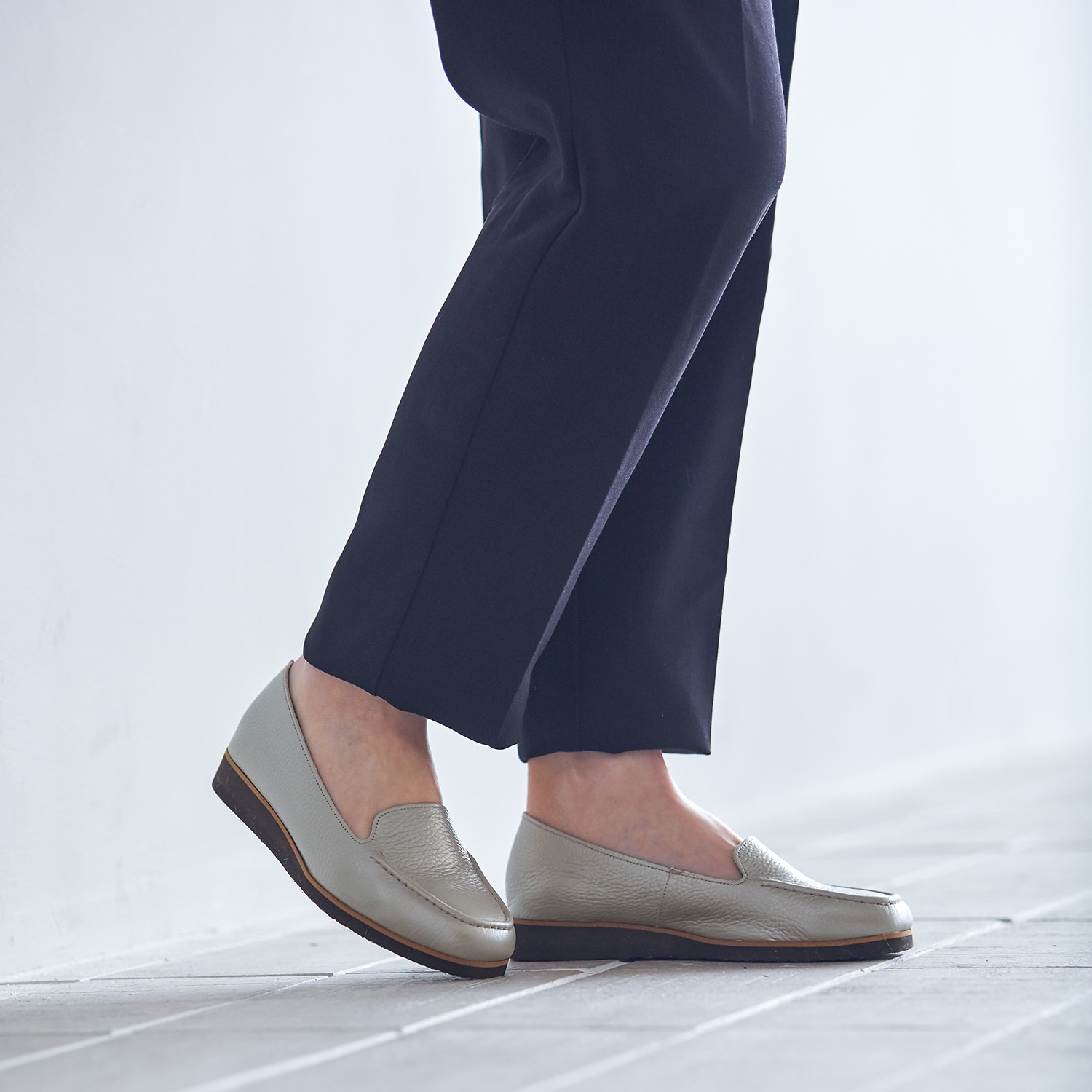 フィグリーノ 日本製　牛革柔らか仕立て モカステッチ 超軽量リラックス フラットシューズ 