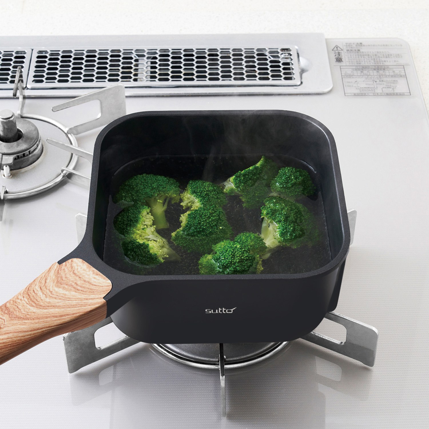 ＜深型１６ｃｍ・フタ付＞ 簡単おいしく料理＆ 立つコンパクト収納！ ｓｕｔｔｏ　フライパン