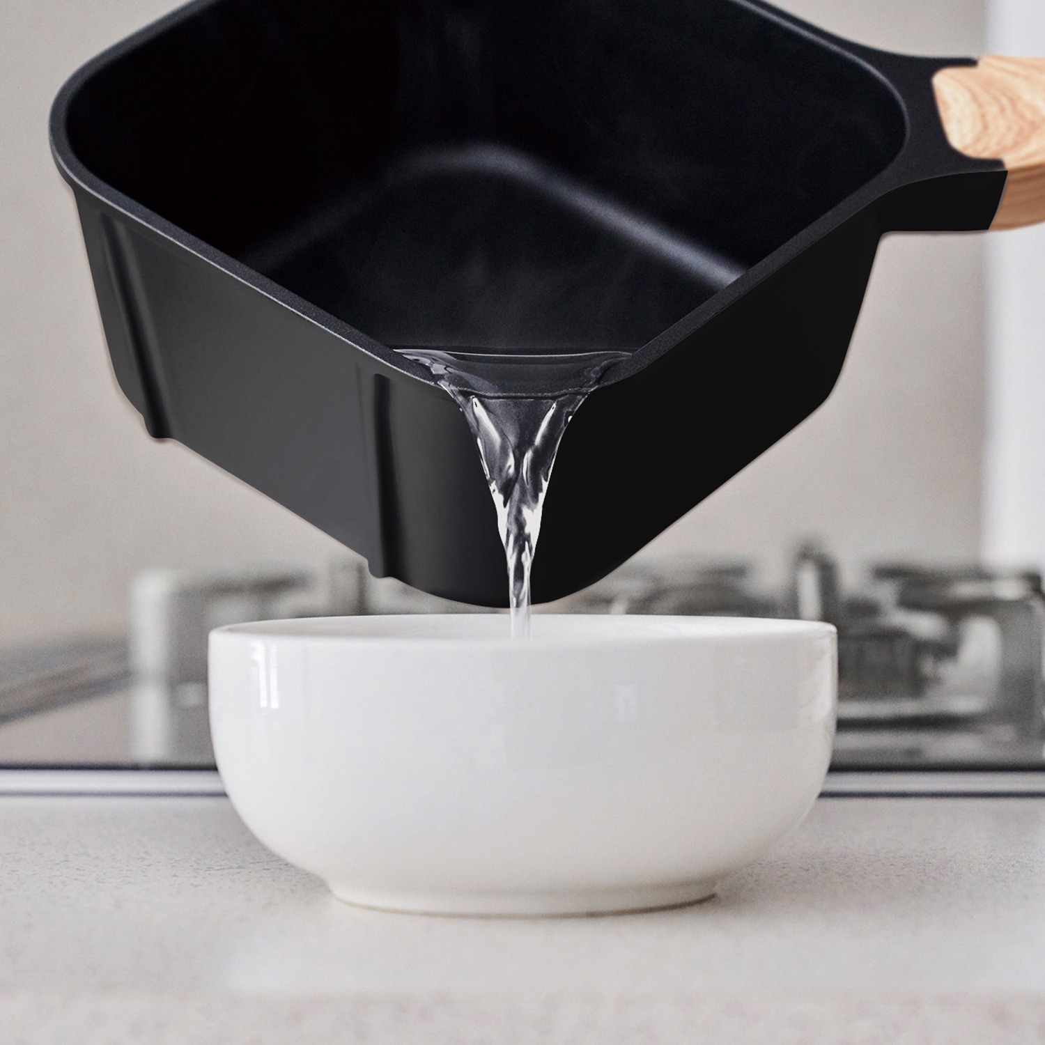 ＜深型１６ｃｍ・フタ付＞ 簡単おいしく料理＆ 立つコンパクト収納！ ｓｕｔｔｏ　フライパン