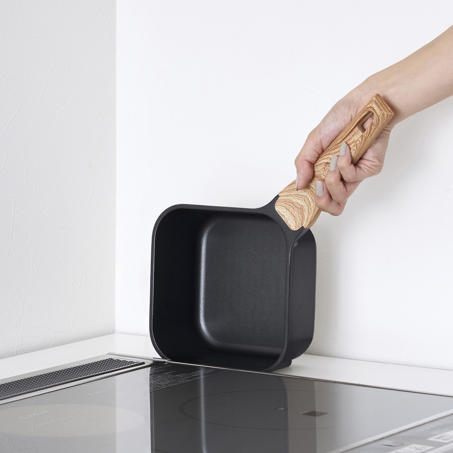 ＜深型１６ｃｍ・フタ付＞ 簡単おいしく料理＆ 立つコンパクト収納！ ｓｕｔｔｏ　フライパン