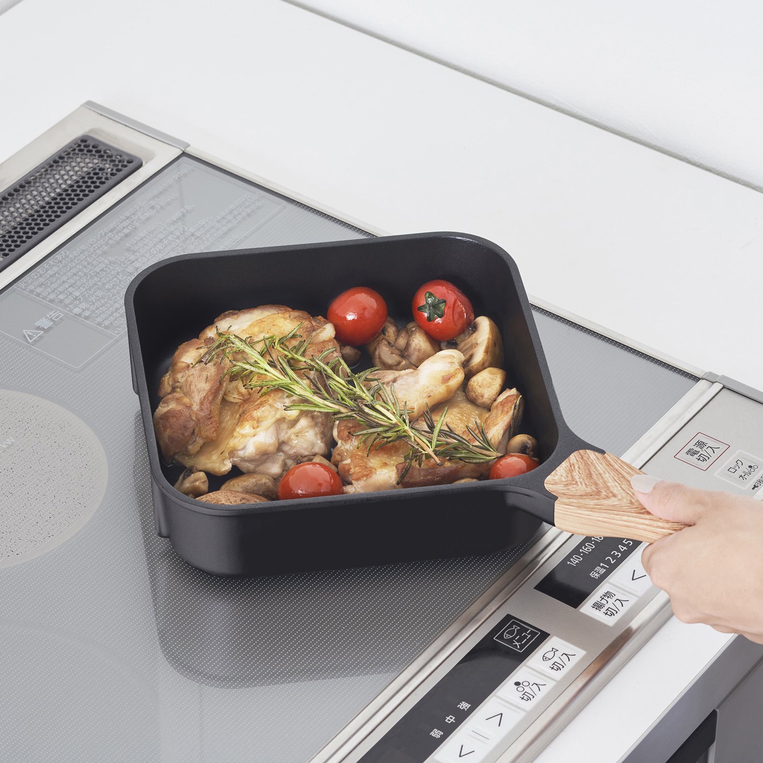 ＜２０ｃｍ・フタ付＞ 簡単おいしく料理＆ 立つコンパクト収納！ ｓｕｔｔｏ　フライパン 