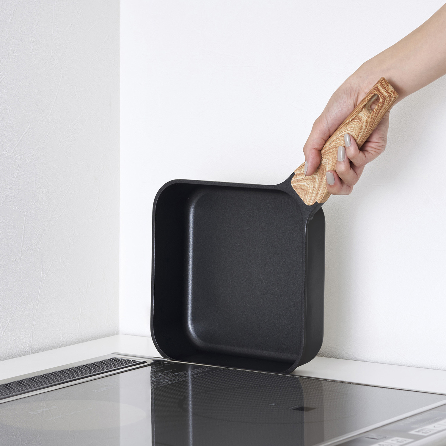 ＜２０ｃｍ・フタ付＞ 簡単おいしく料理＆ 立つコンパクト収納！ ｓｕｔｔｏ　フライパン 