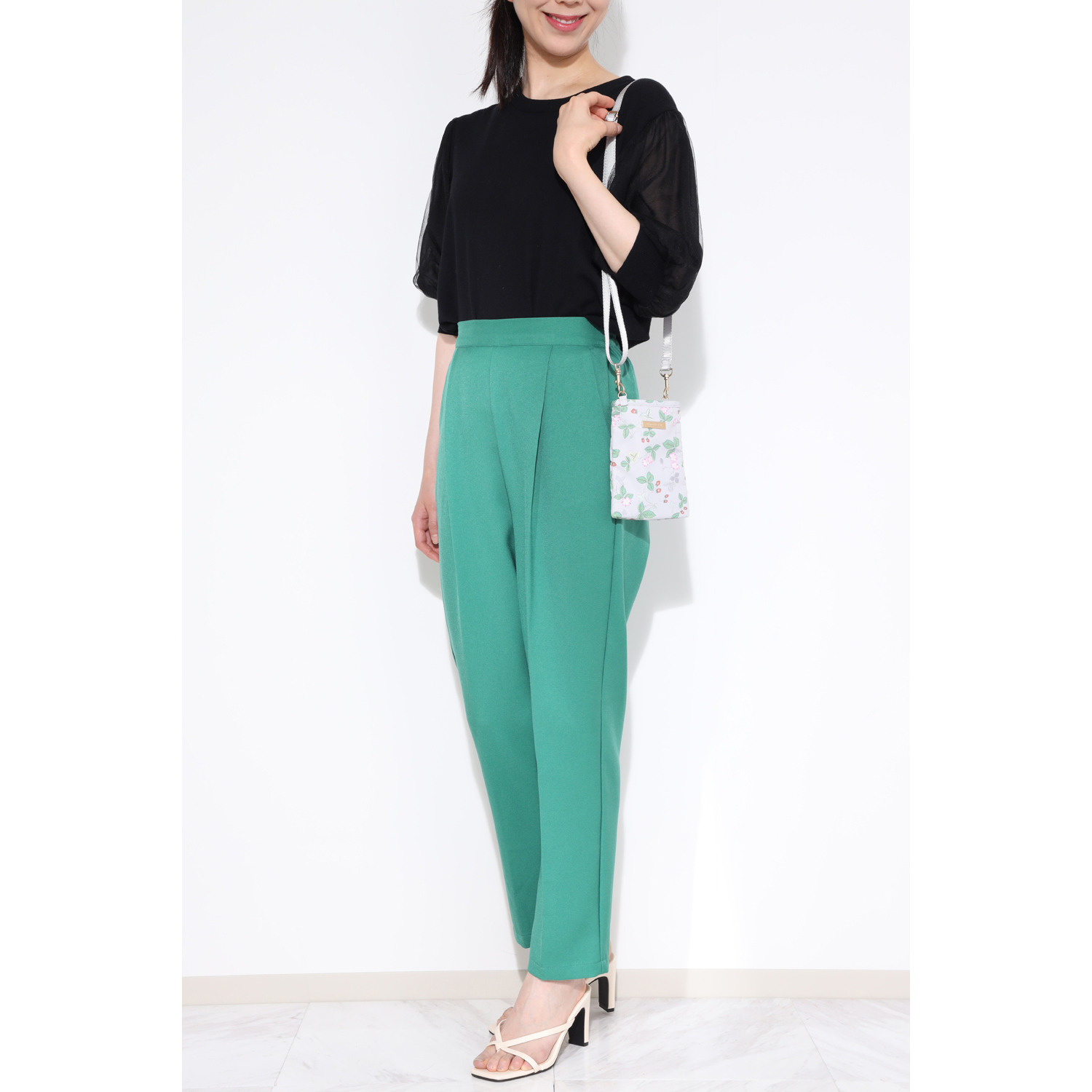 ウェッジウッド ワイルドストロベリー はっ水 ショルダーストラップ付 ペットボトルホルダー