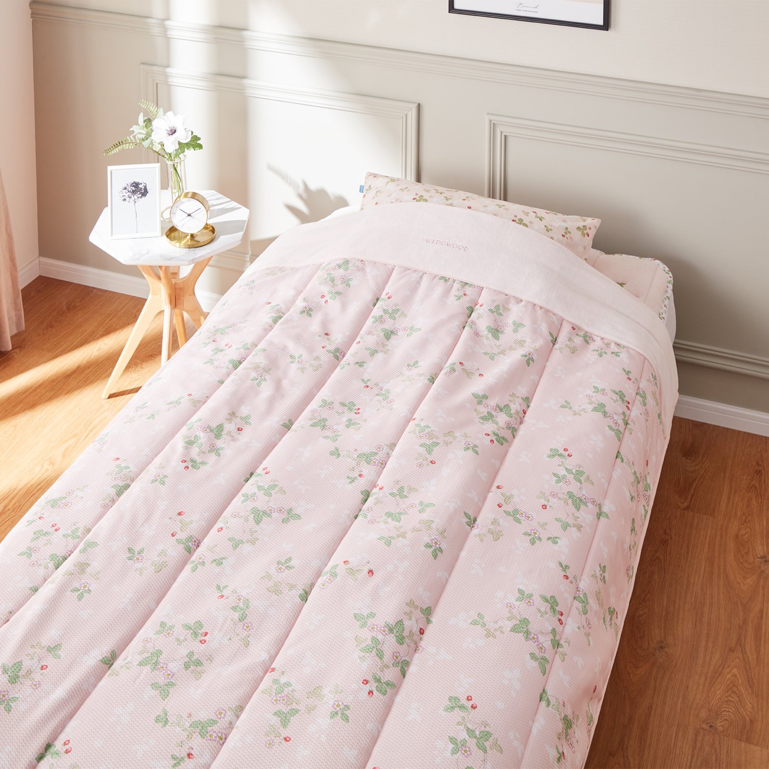 ＜シングル＞ウェッジウッド ワイルドストロベリー さらふわコットン 肌掛けふとん 