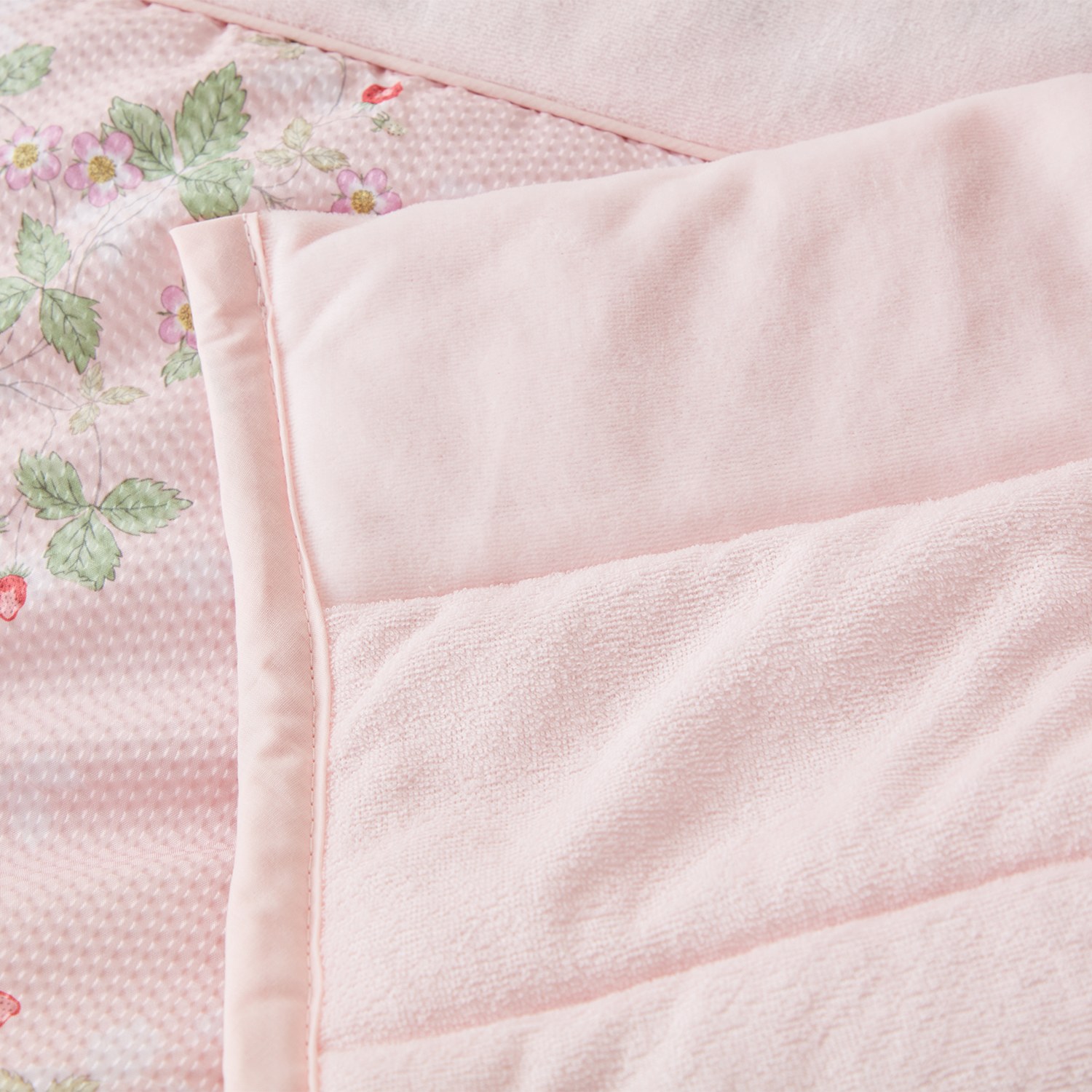 ＜シングル＞ウェッジウッド ワイルドストロベリー さらふわコットン 肌掛けふとん 