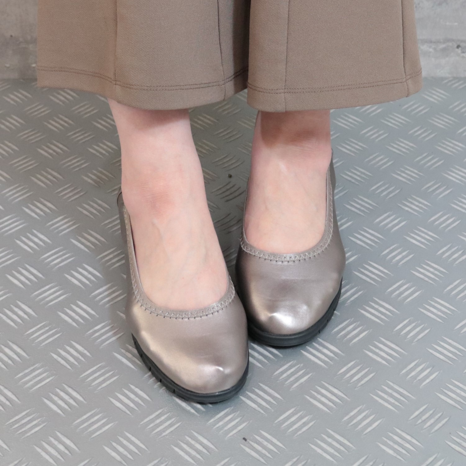 ブランコワール はっ水ストレッチ 超軽量プレーンパンプス