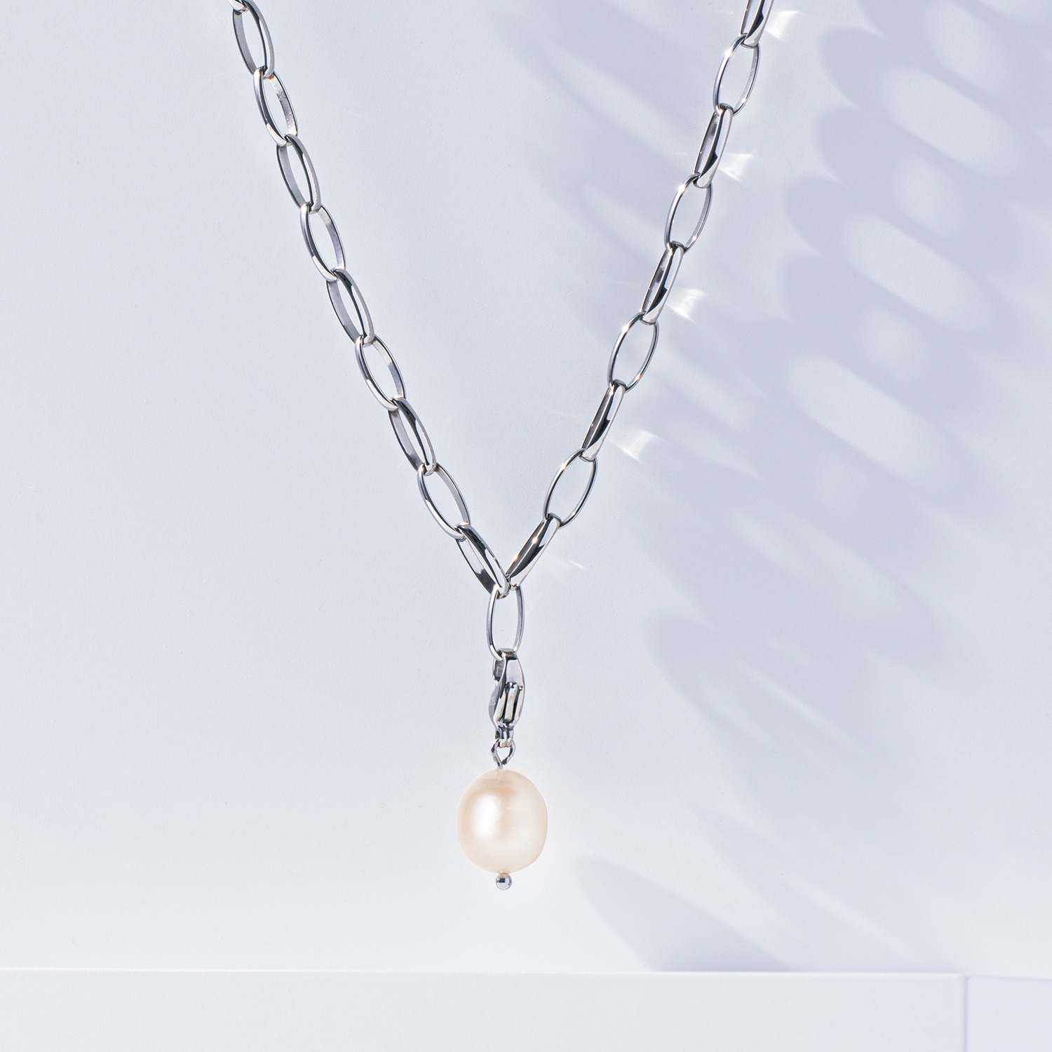 ラフィナリスタ 淡水パールチャーム付 サージカルステンレス 甲丸オーバルチェーン アレンジロングネックレス