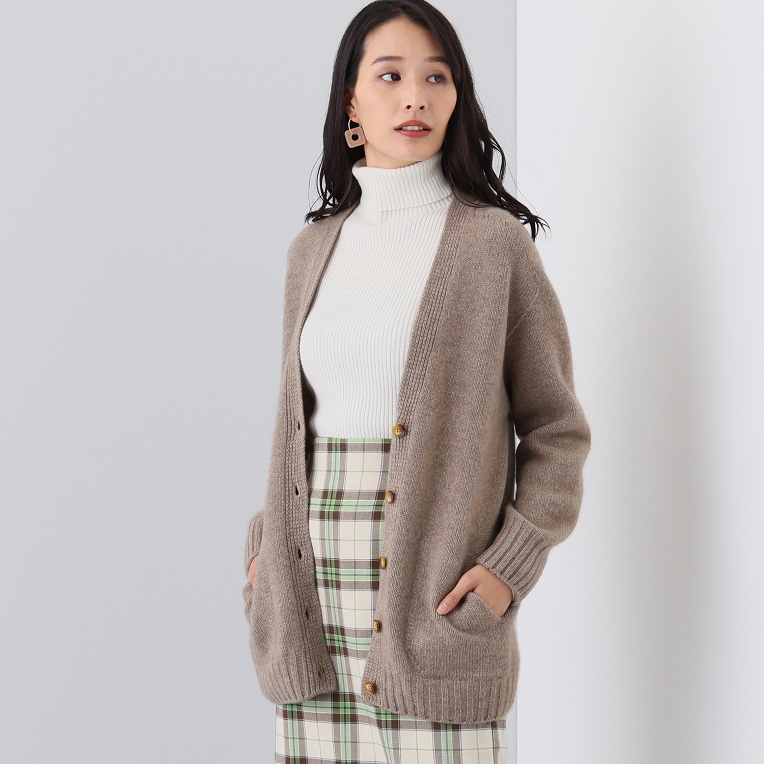 ルーエン　ローズ 内モンゴル産カシミヤ Ｖネックカーディガン