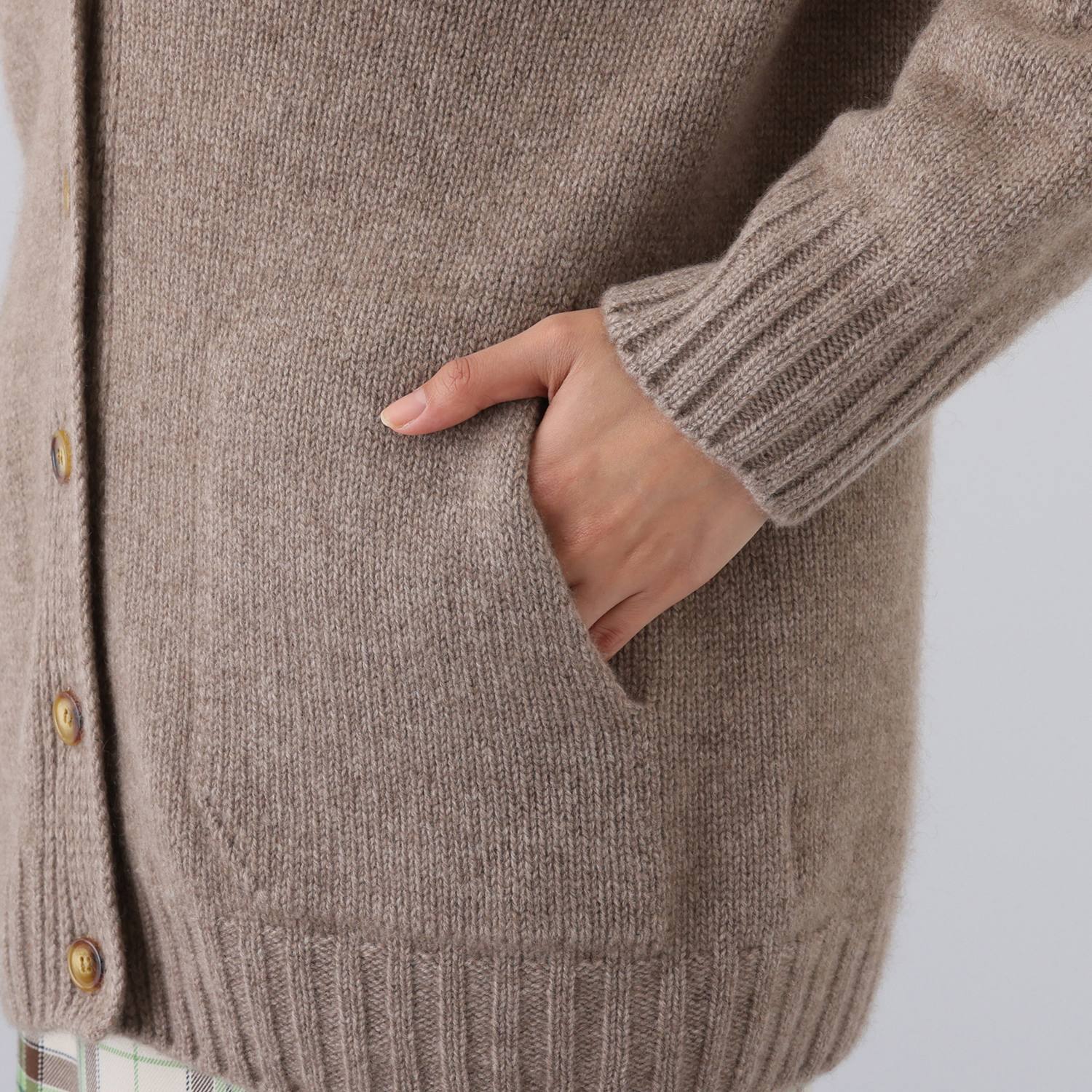 ルーエン　ローズ 内モンゴル産カシミヤ Ｖネックカーディガン