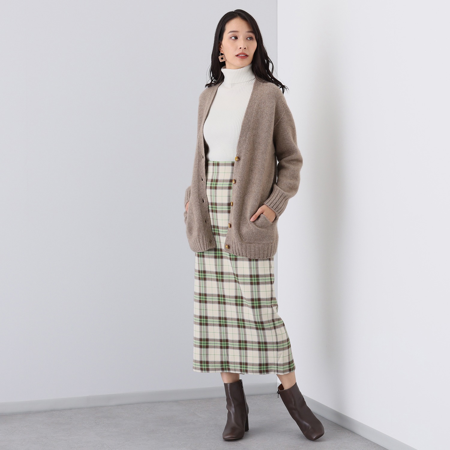 ルーエン　ローズ 内モンゴル産カシミヤ Ｖネックカーディガン