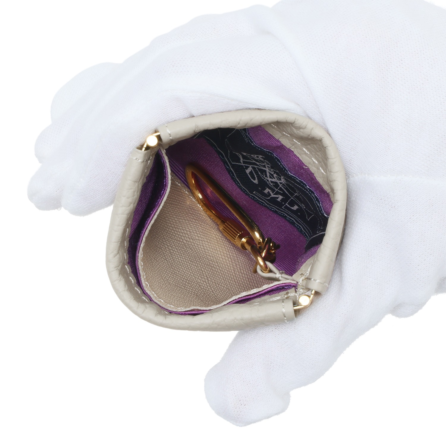 エーディーエムジェイ ＴＨＥ　ＢＥＥ 牛革シュリンク型押し チャームパス