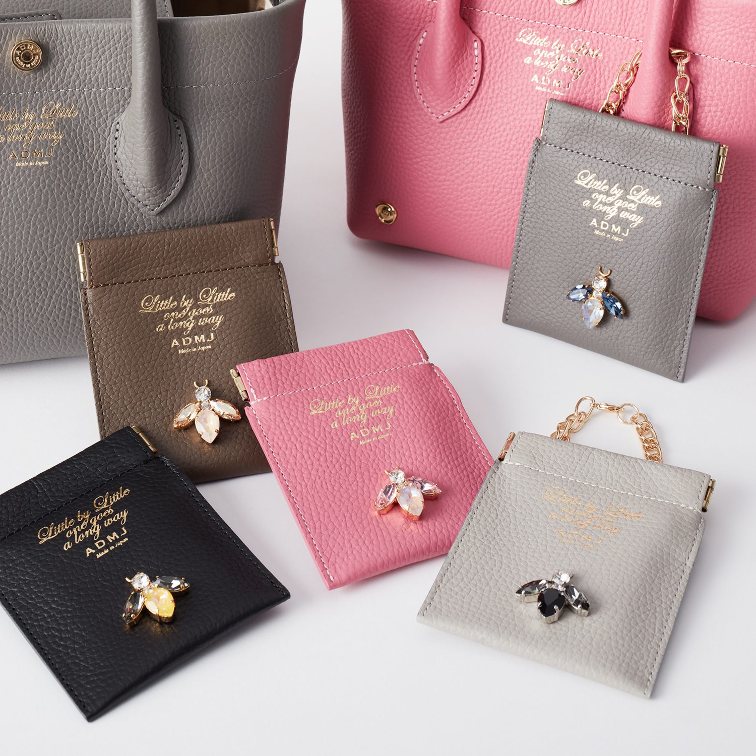 エーディーエムジェイ ＴＨＥ　ＢＥＥ 牛革シュリンク型押し チャームパス