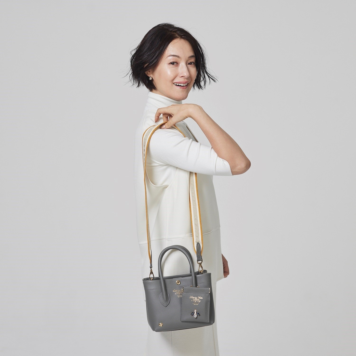 エーディーエムジェイ ＴＨＥ　ＢＥＥ 牛革シュリンク型押し チャームパス