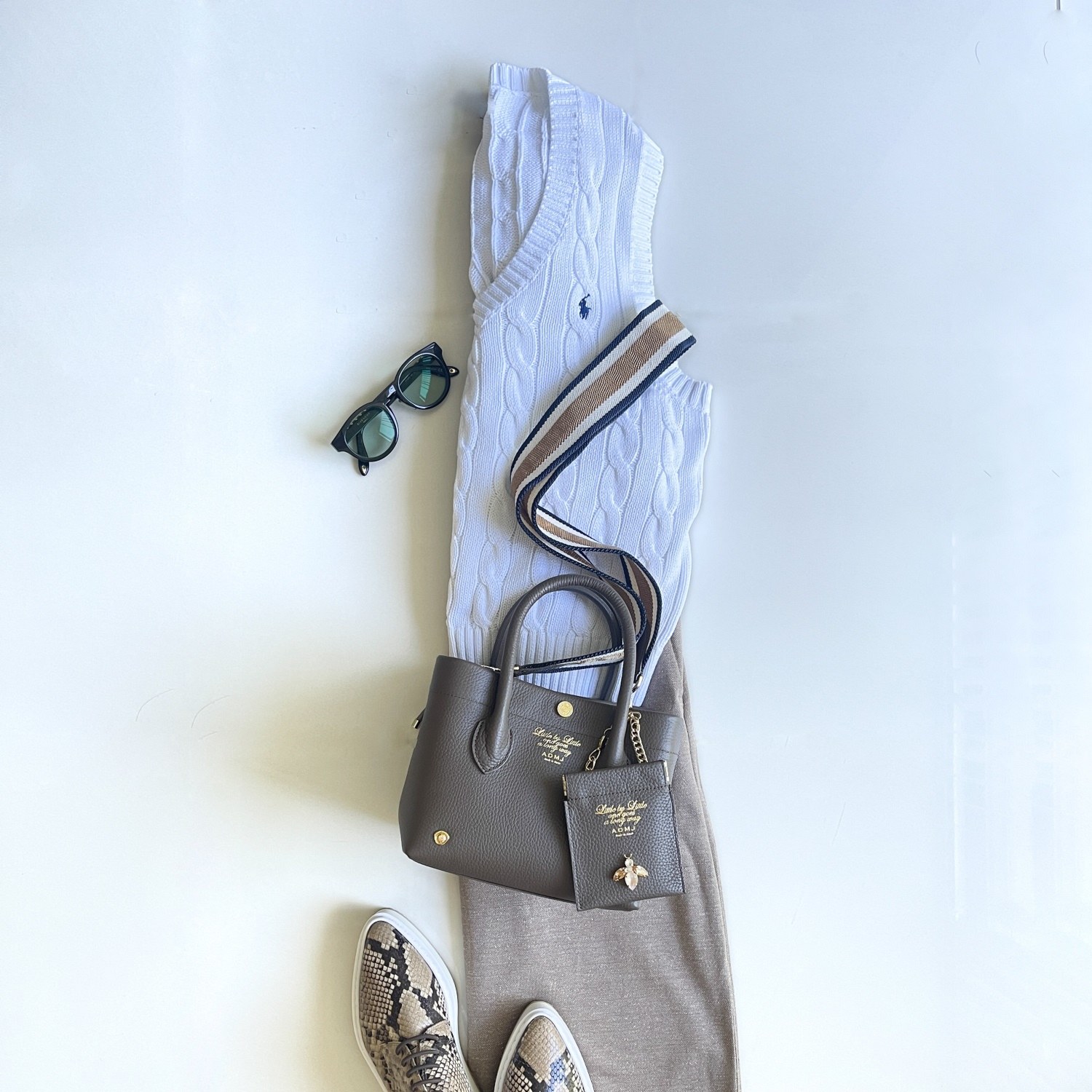 エーディーエムジェイ ＴＨＥ　ＢＥＥ 牛革シュリンク型押し チャームパス