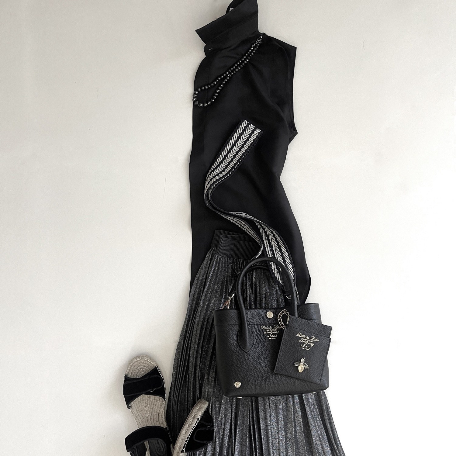 エーディーエムジェイ ＴＨＥ　ＢＥＥ 牛革シュリンク型押し チャームパス