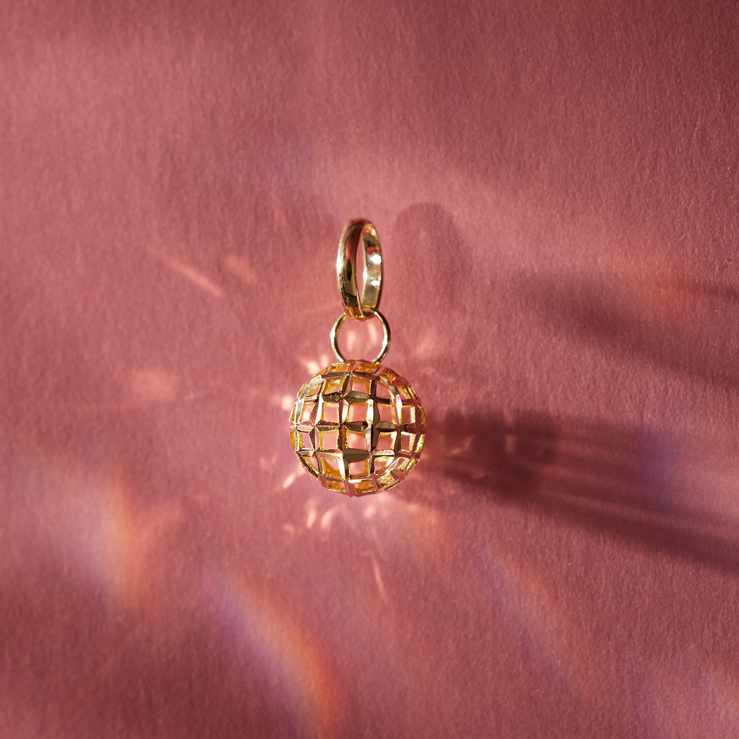 アルテッロ １８Ｋ ハンドカットボール ペンダントトップ