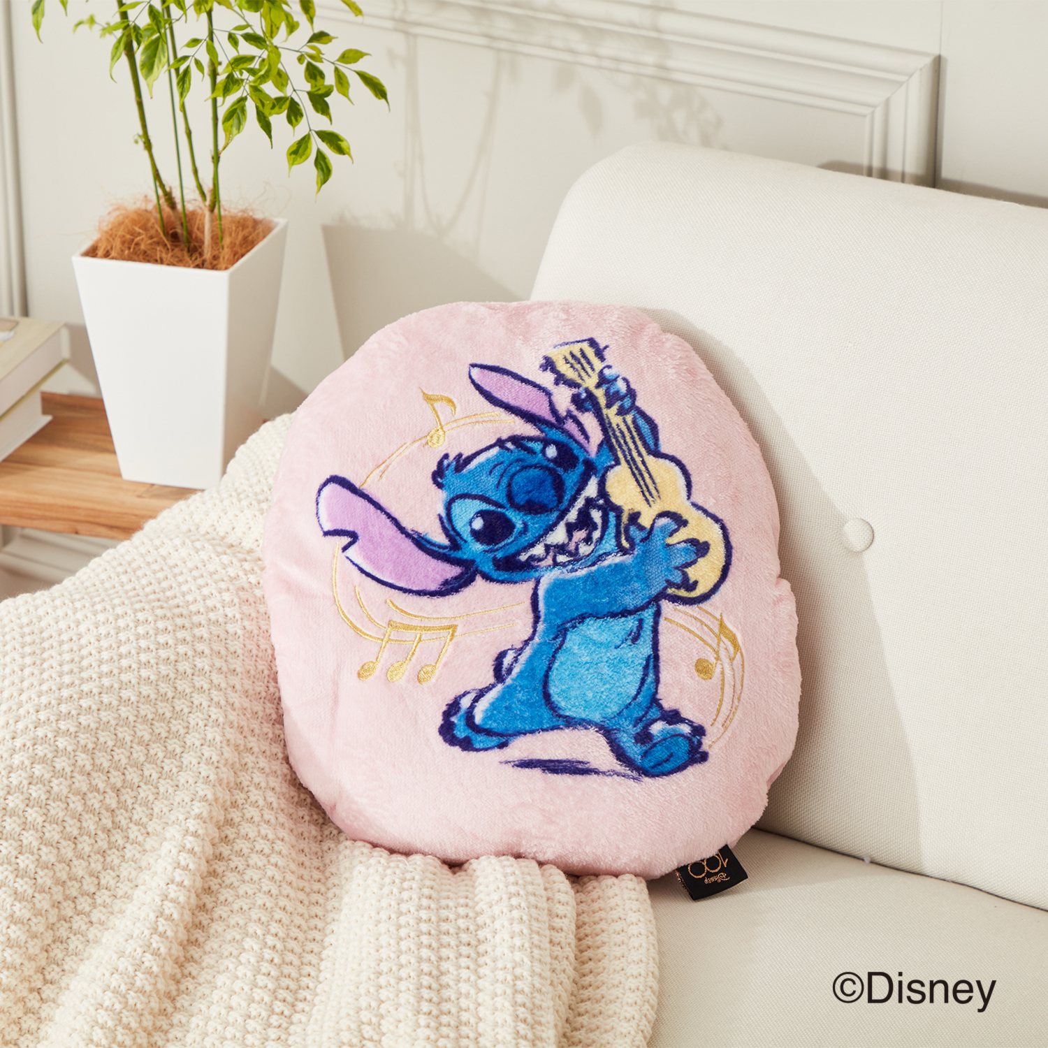 ディズニー 創立１００周年モデル 名作キャラクター大集合！ クッションにもなる ハーフブランケット