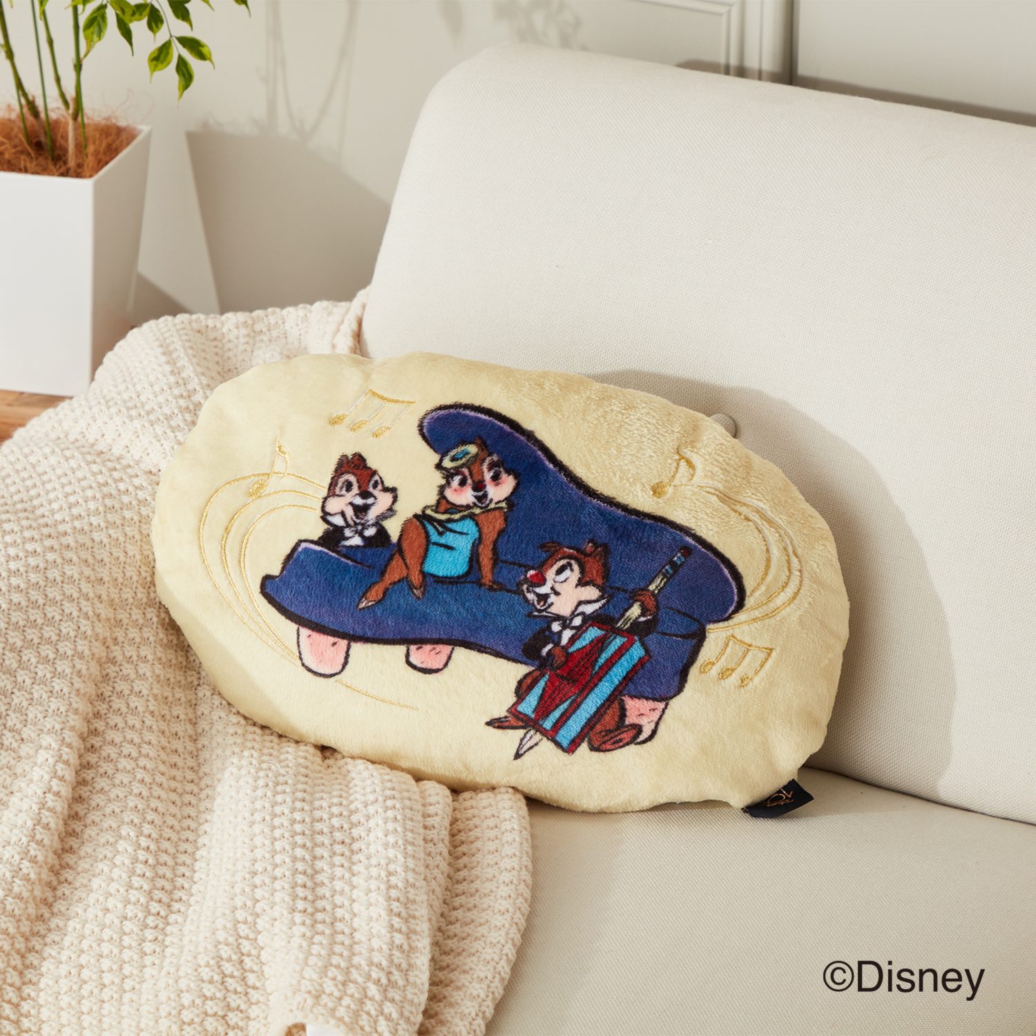 ディズニー 創立１００周年モデル 名作キャラクター大集合！ クッションにもなる ハーフブランケット