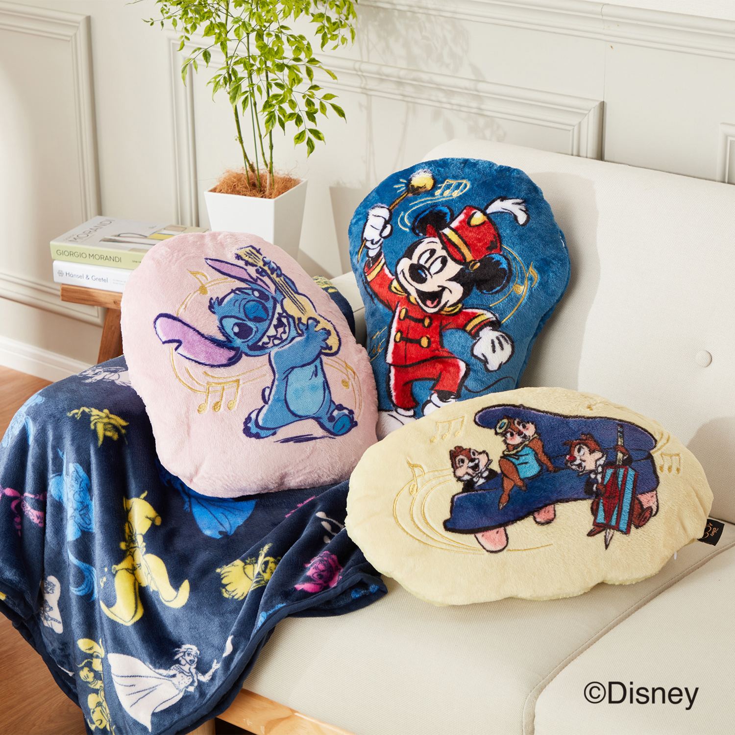 ディズニー 創立１００周年モデル 名作キャラクター大集合！ クッションにもなる ハーフブランケット