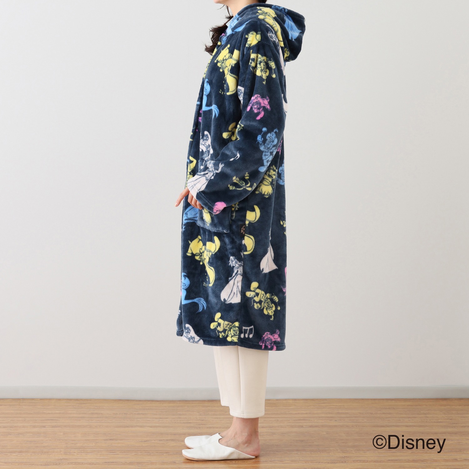 ディズニー 創立１００周年モデル 名作キャラクター大集合！ モコモコ暖か着る毛布