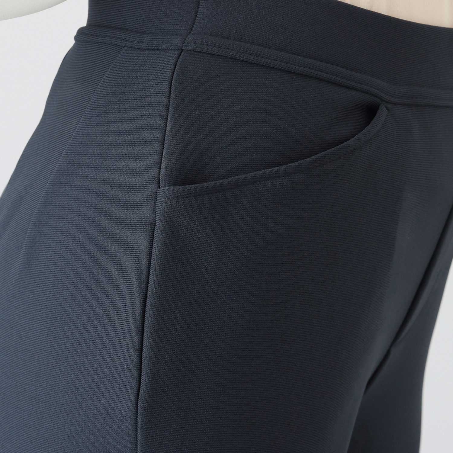 ラ・シュシュ 蓄熱保温・防シワ トリコット美起毛 ストレートパンツ ＜股下６８ｃｍ＞