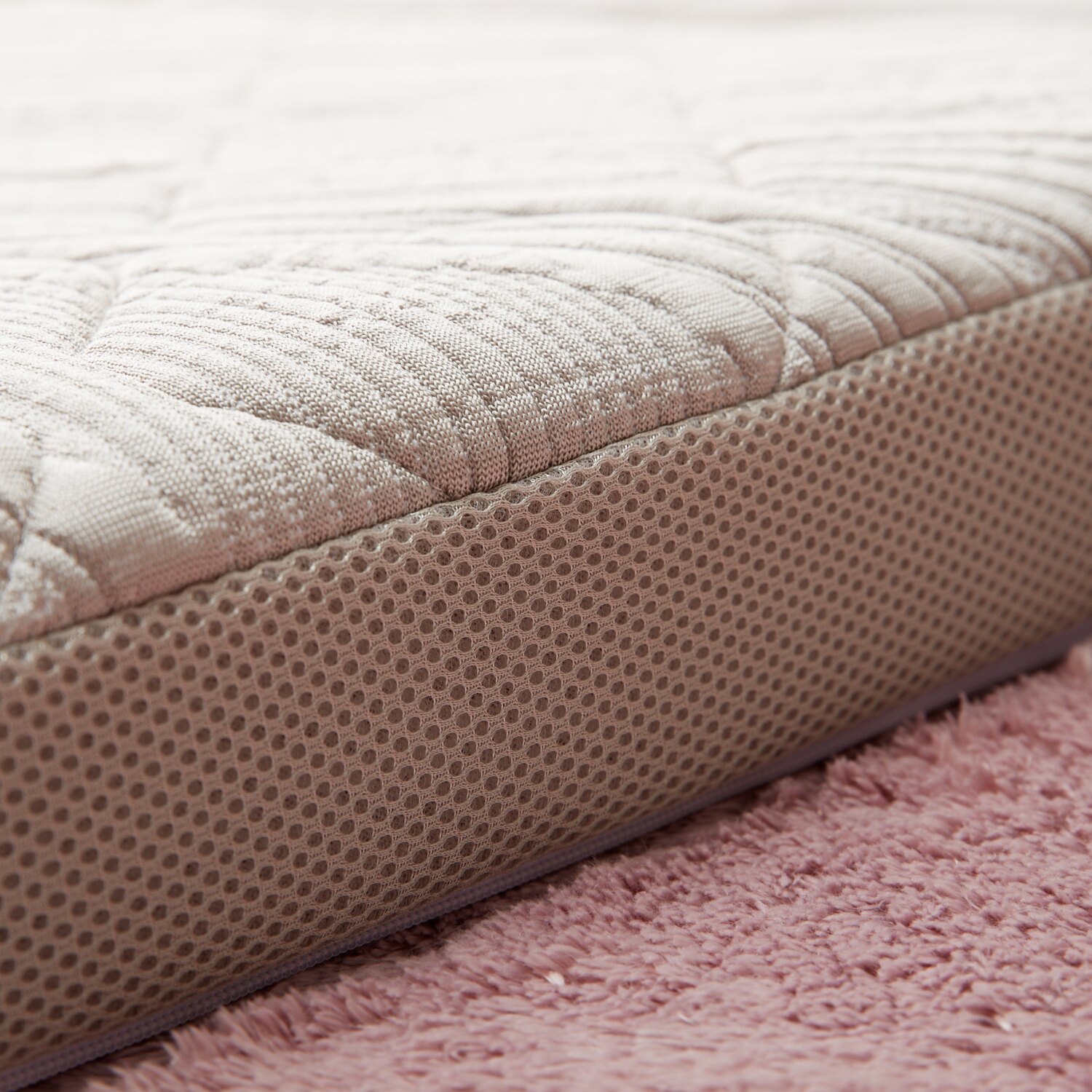 贅沢な厚みと弾力性で、 リビングの寛ぎシーンを 快適に♪ 通気性抜群 ブレスエアーレガリス マルチマットレス