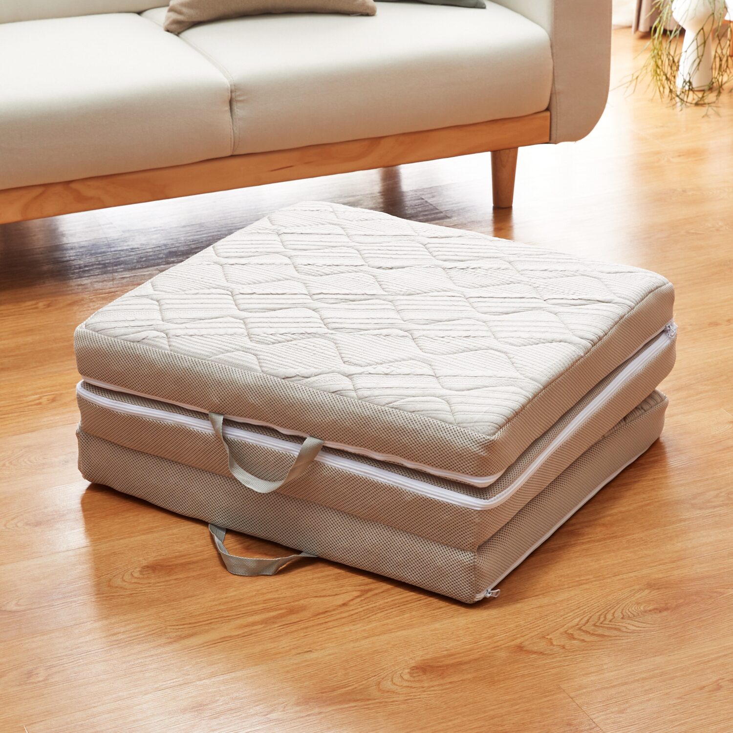 贅沢な厚みと弾力性で、 リビングの寛ぎシーンを 快適に♪ 通気性抜群 ブレスエアーレガリス マルチマットレス