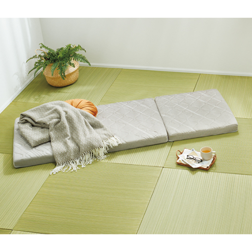 贅沢な厚みと弾力性で、 リビングの寛ぎシーンを 快適に♪ 通気性抜群 ブレスエアーレガリス マルチマットレス