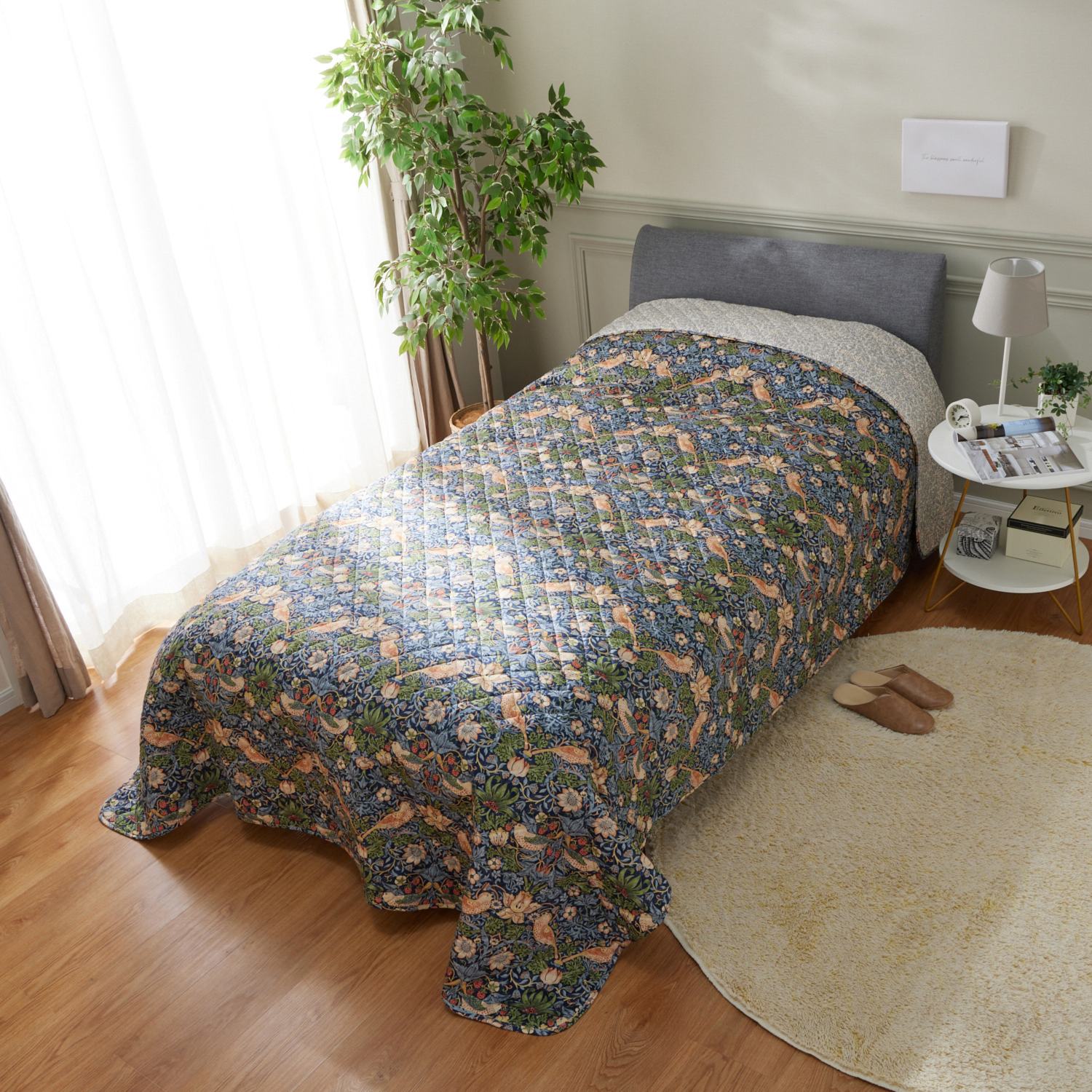 モリスギャラリー いちご泥棒 コットン１００％サテン 中わた入り ベッドスプレッド ＜シングル＞