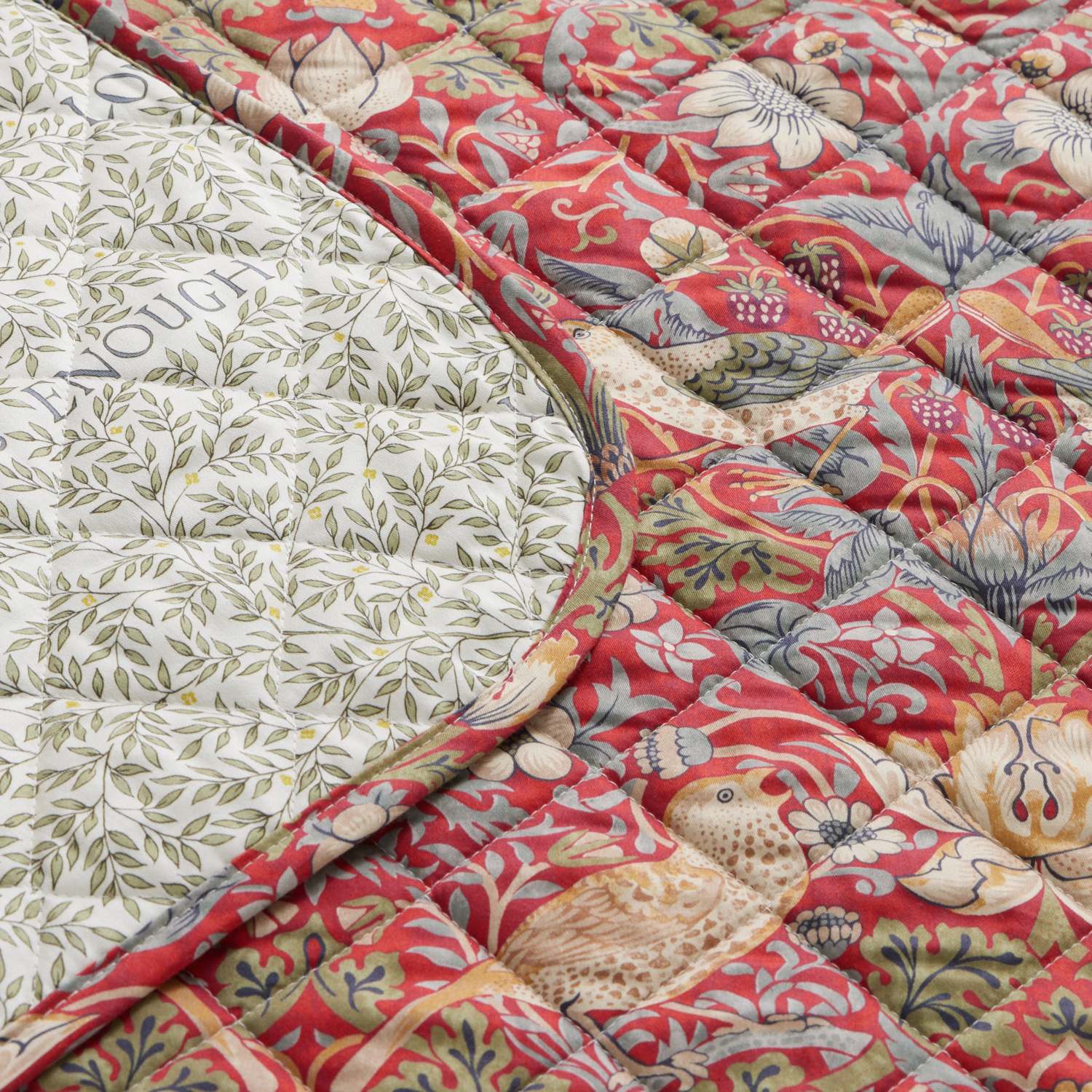 モリスギャラリー いちご泥棒 コットン１００％サテン 中わた入り ベッドスプレッド ＜シングル＞