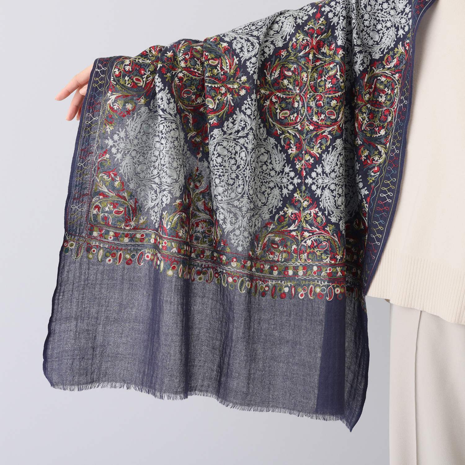 トレエッセ ウール１００％ やわらかエアリー インド刺しゅう 大判ストール