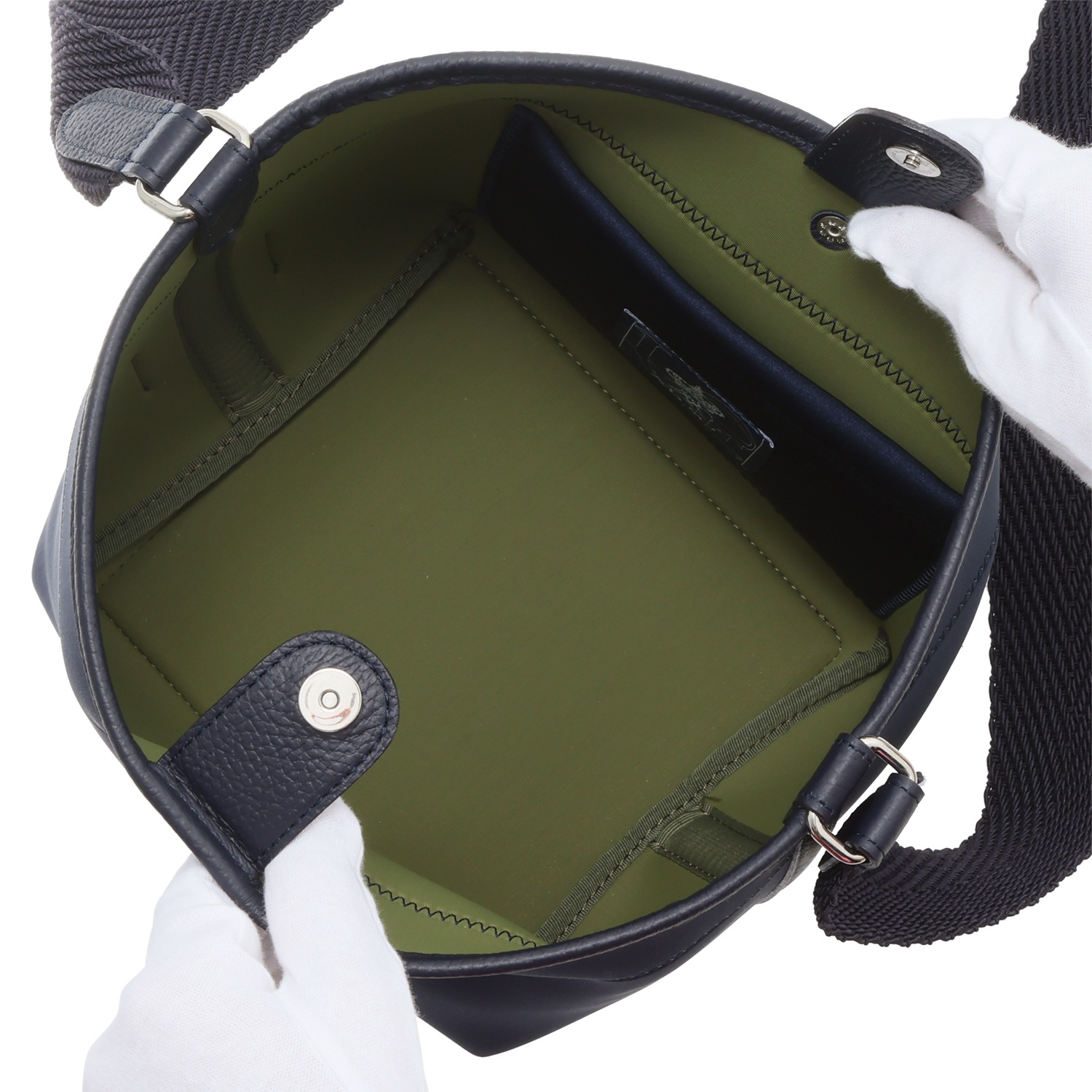 エーディーエムジェイ マジックライト クロスボディバッグ