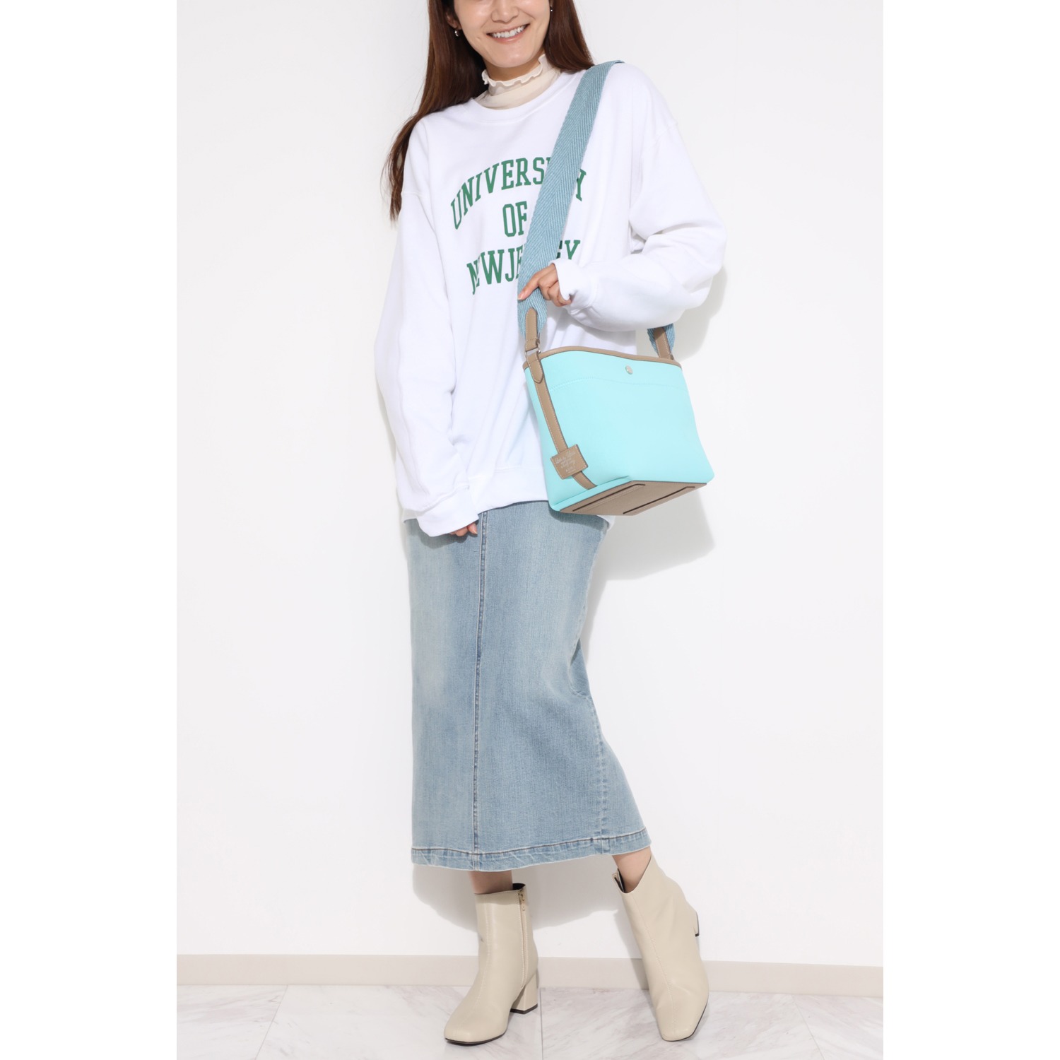 エーディーエムジェイ マジックライト クロスボディバッグ