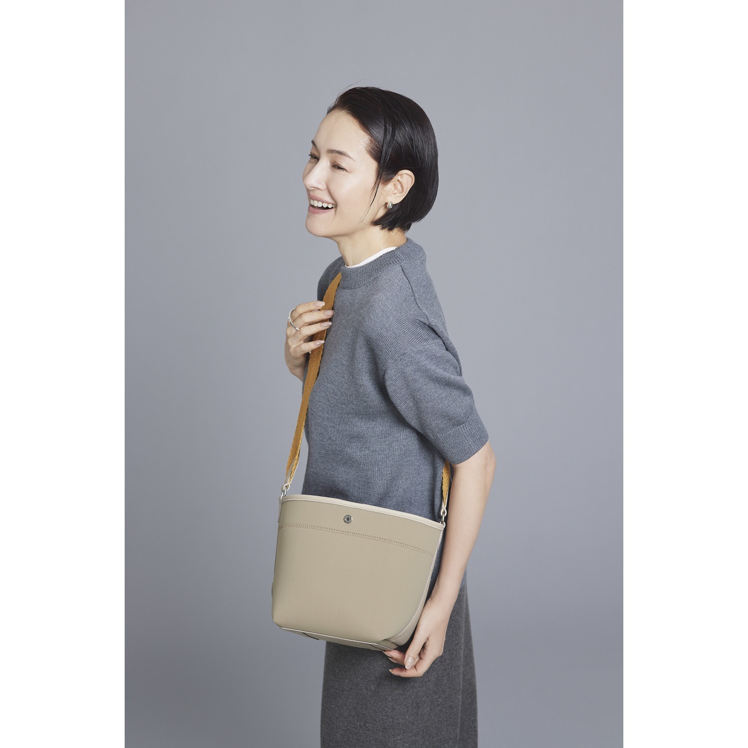 エーディーエムジェイ マジックライト クロスボディバッグ