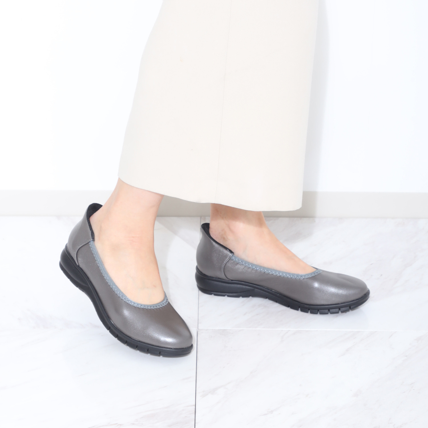ブランコワール 靴ベラ機能で履きやすい 手を使わなくても履ける ジャパンメイド 羊革 超軽量プレーンパンプス