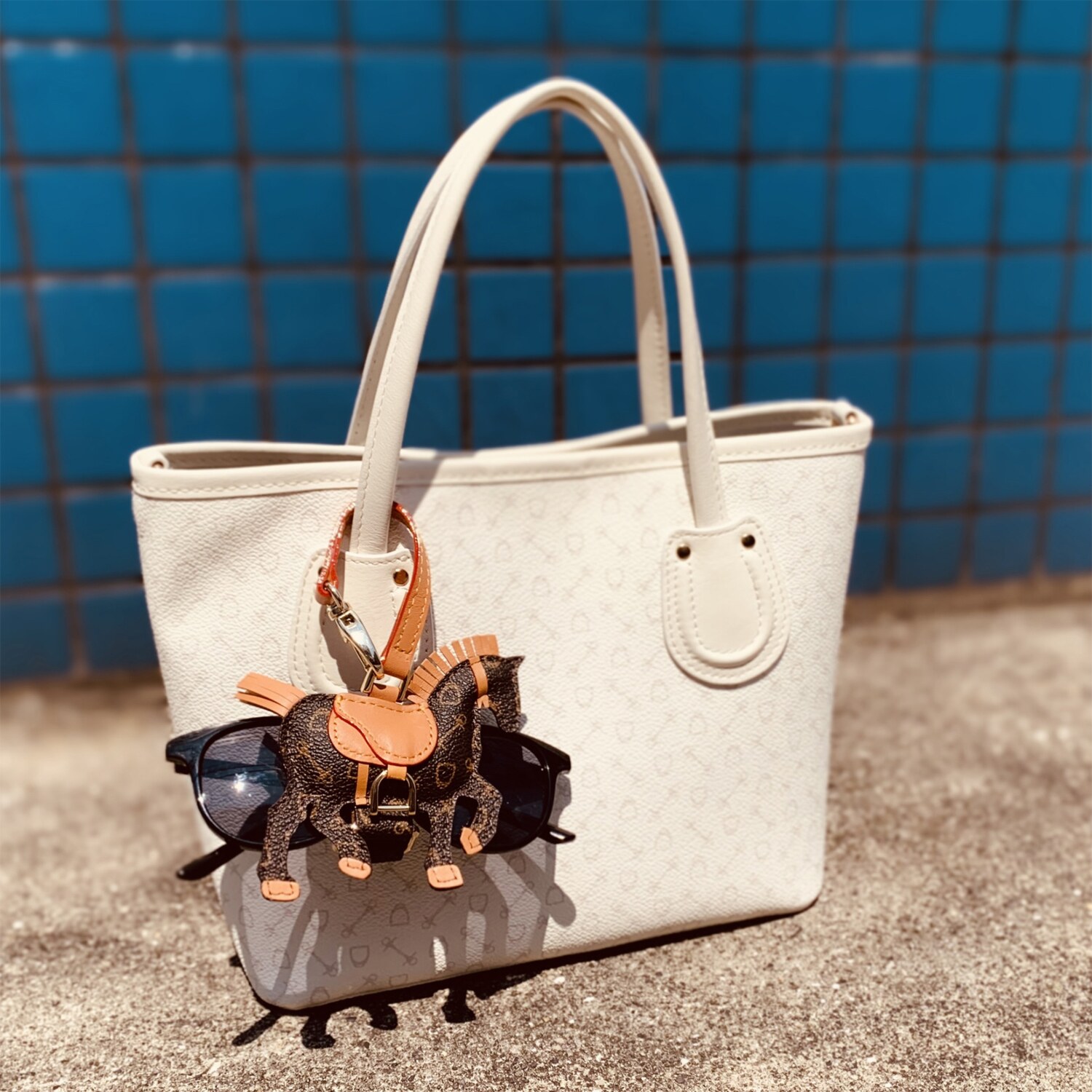 ホワイ “ハーネスホース” モノグラム 馬モティーフ グローブホルダー