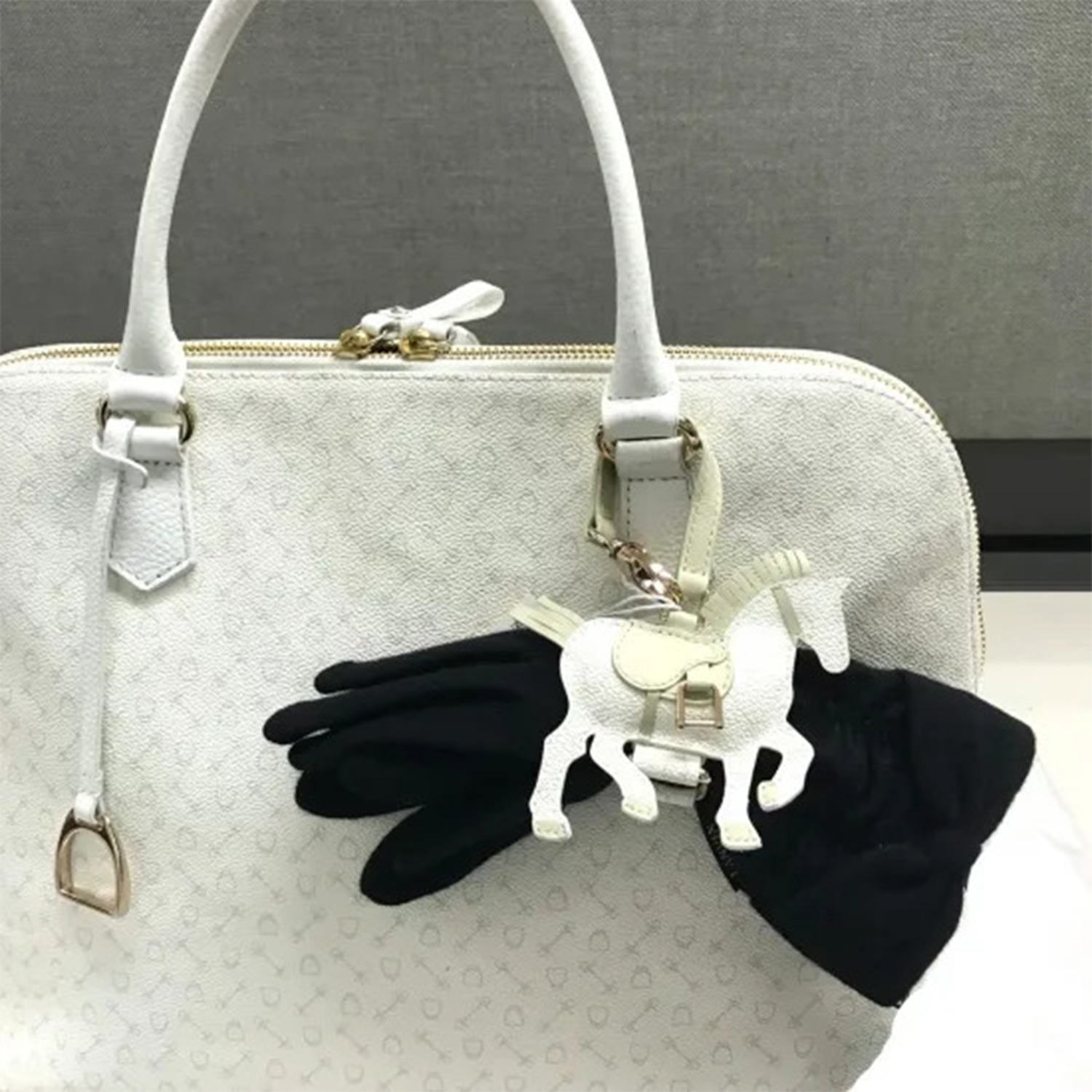 ホワイ “ハーネスホース” モノグラム 馬モティーフ グローブホルダー